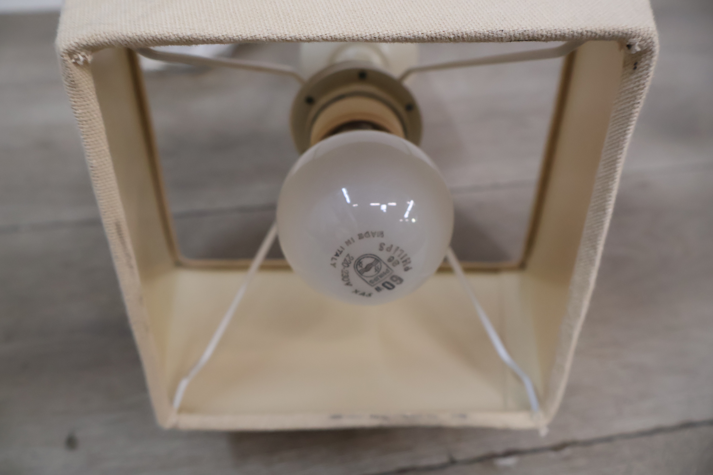 Witte tafellamp met beige lampenkap' – foto 13 – kavel bij GSD Auctions, Zoeterwoude