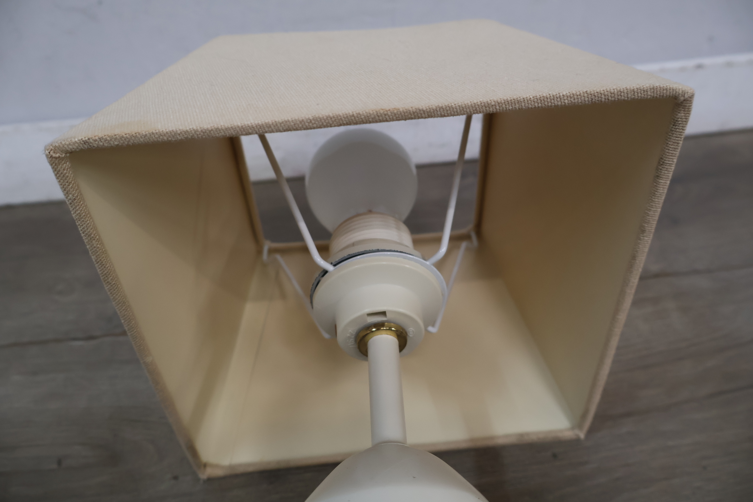 Witte tafellamp met beige lampenkap' – foto 14 – kavel bij GSD Auctions, Zoeterwoude