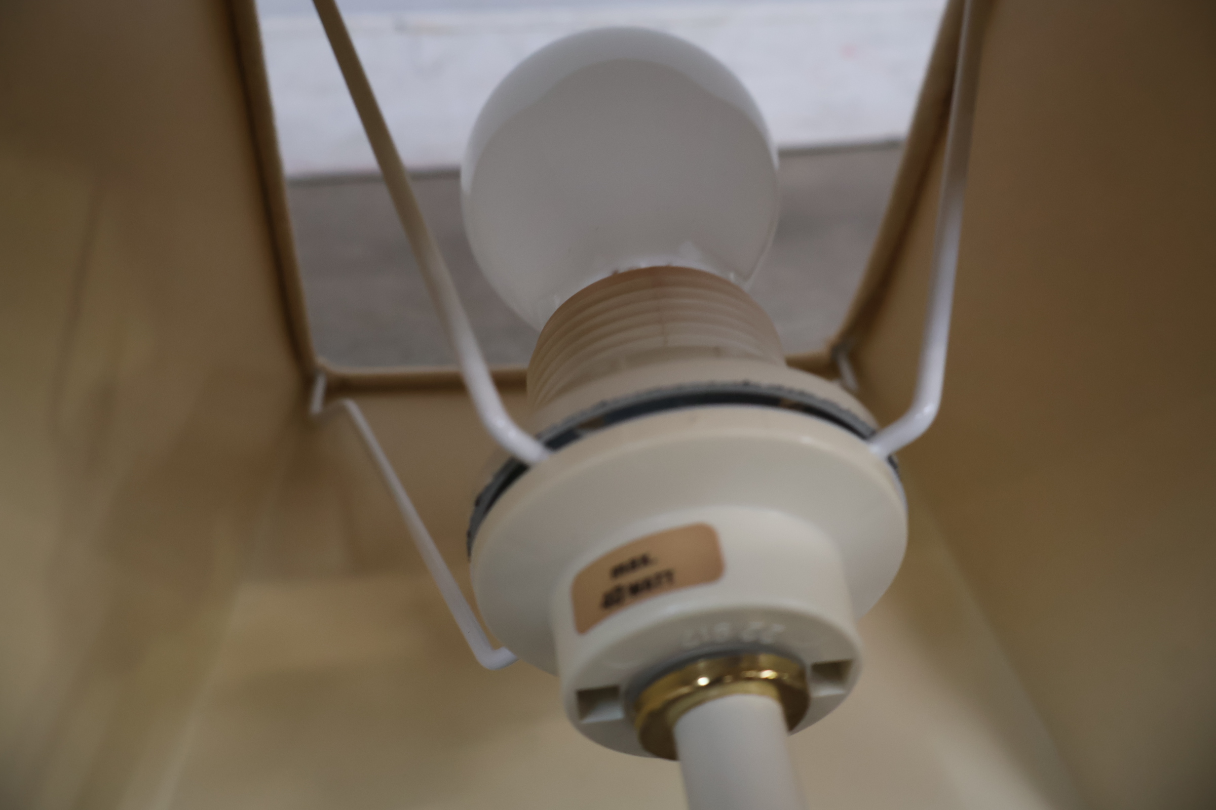Witte tafellamp met beige lampenkap' – foto 16 – kavel bij GSD Auctions, Zoeterwoude