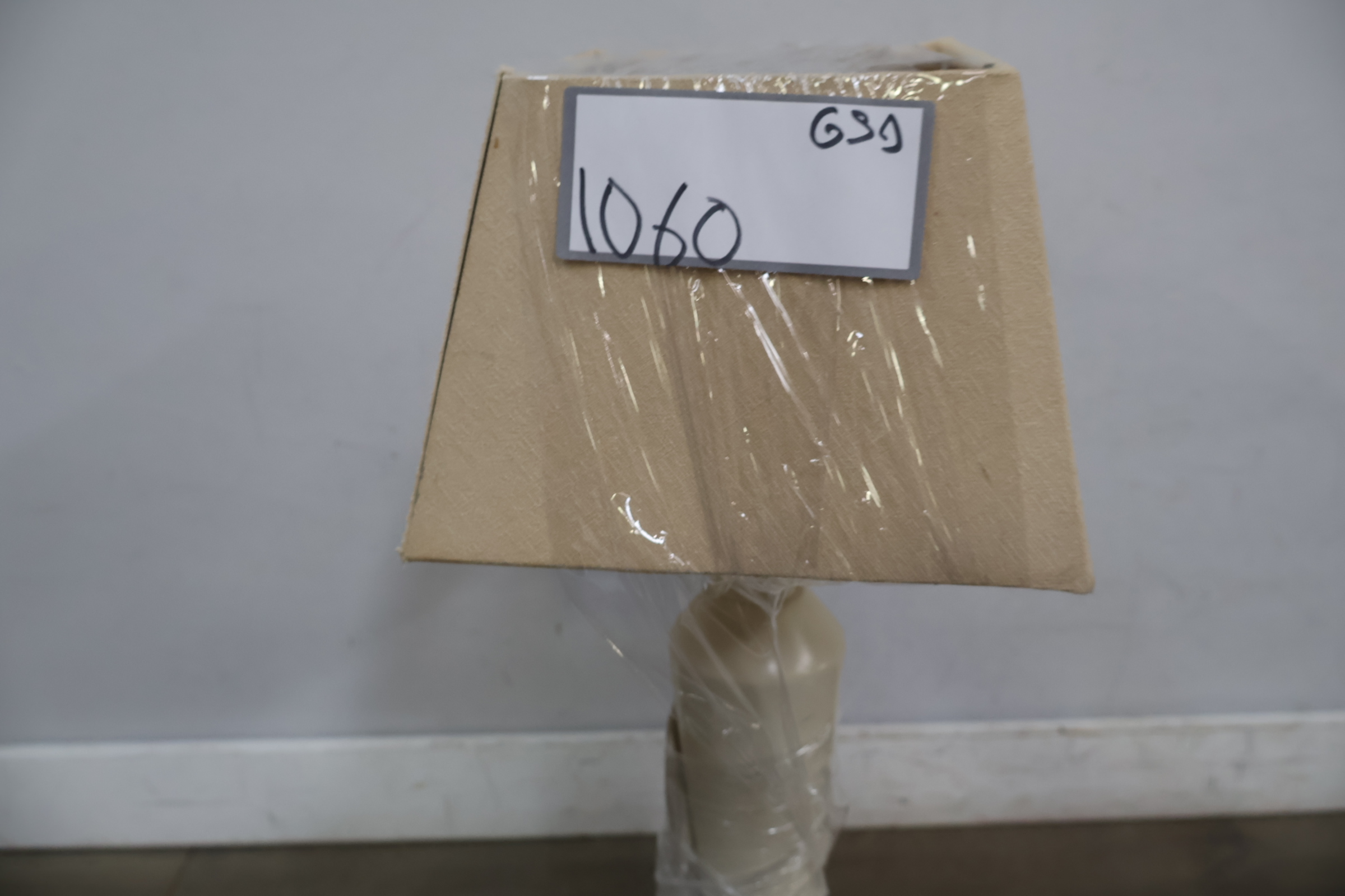 Witte tafellamp met beige lampenkap' – foto 20 – kavel bij GSD Auctions, Zoeterwoude