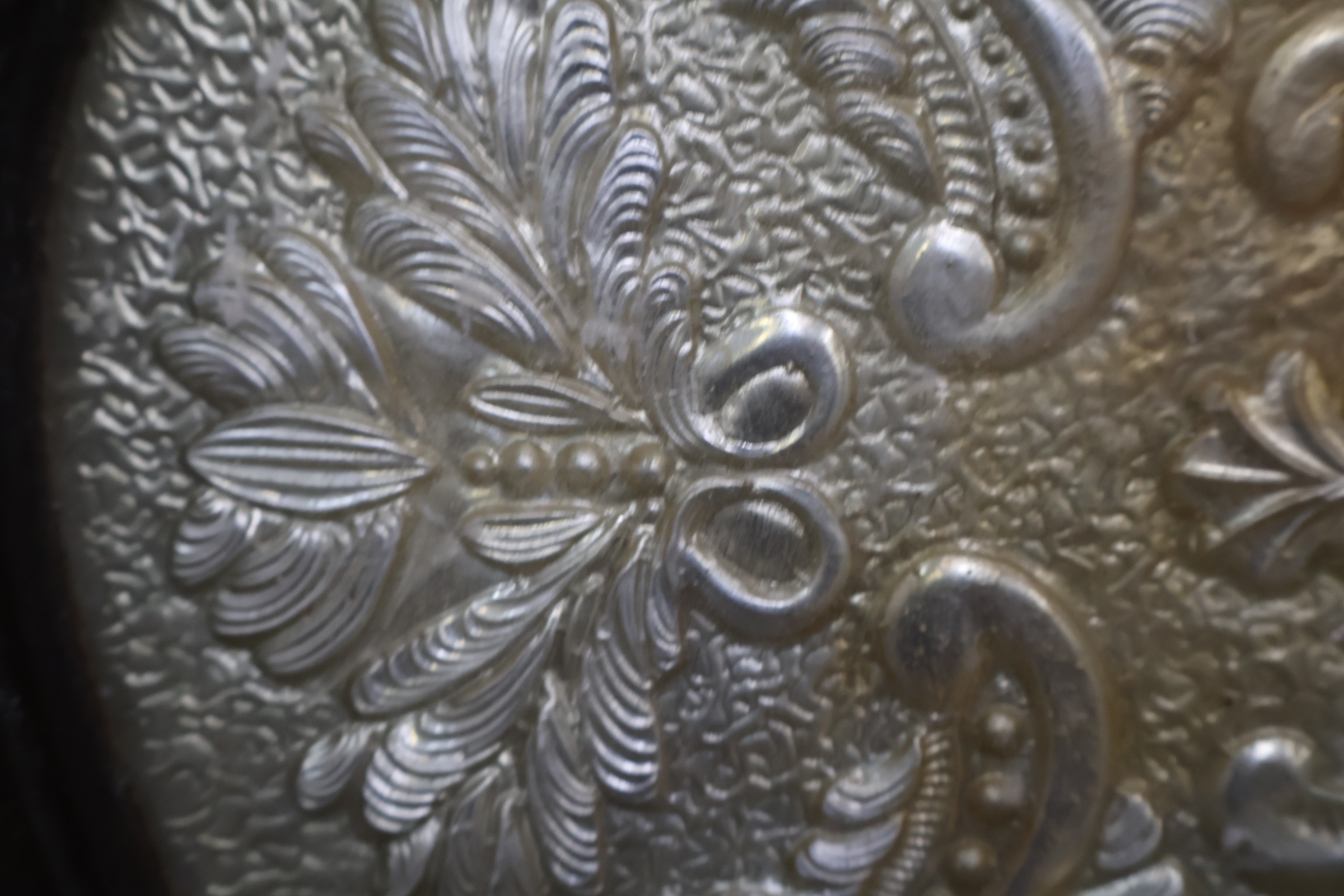 Vintage dienblad met reliëfmotief' – foto 11 – kavel bij GSD Auctions, Zoeterwoude
