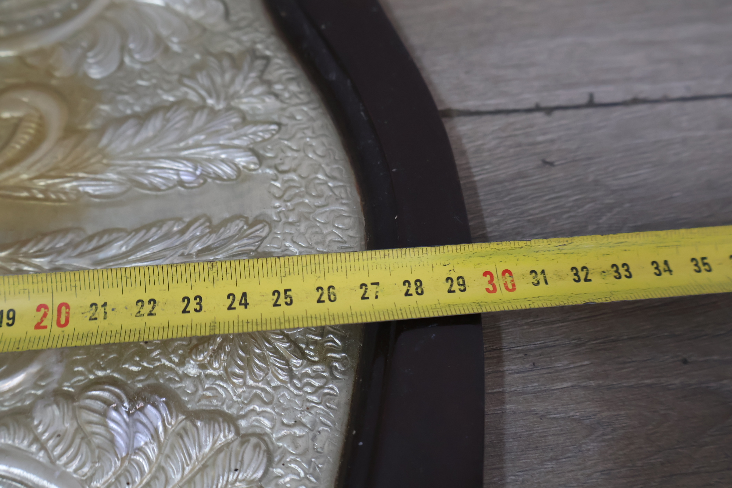 Vintage dienblad met reliëfmotief' – foto 13 – kavel bij GSD Auctions, Zoeterwoude