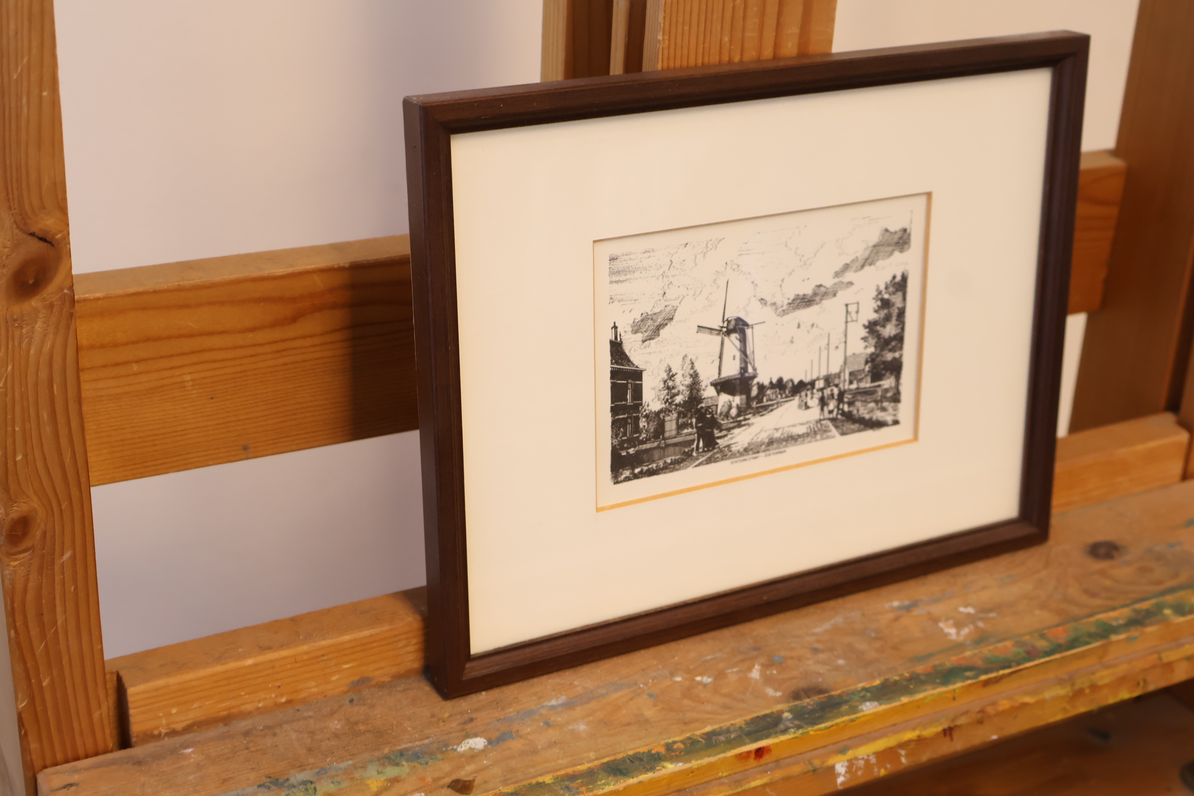 Ingelijste zwart-wit ets van molen en straat – foto 2 – kavel bij GSD Auctions, Zoeterwoude