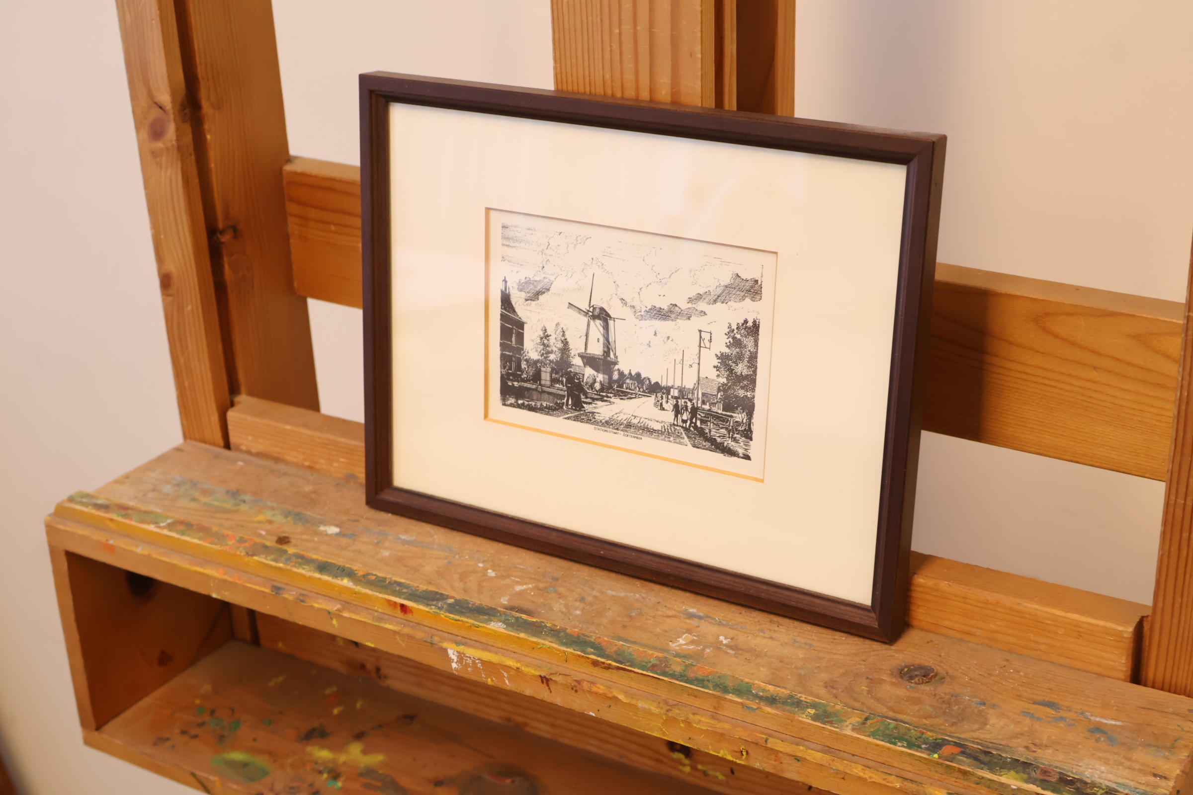 Ingelijste zwart-wit ets van molen en straat – foto 3 – kavel bij GSD Auctions, Zoeterwoude