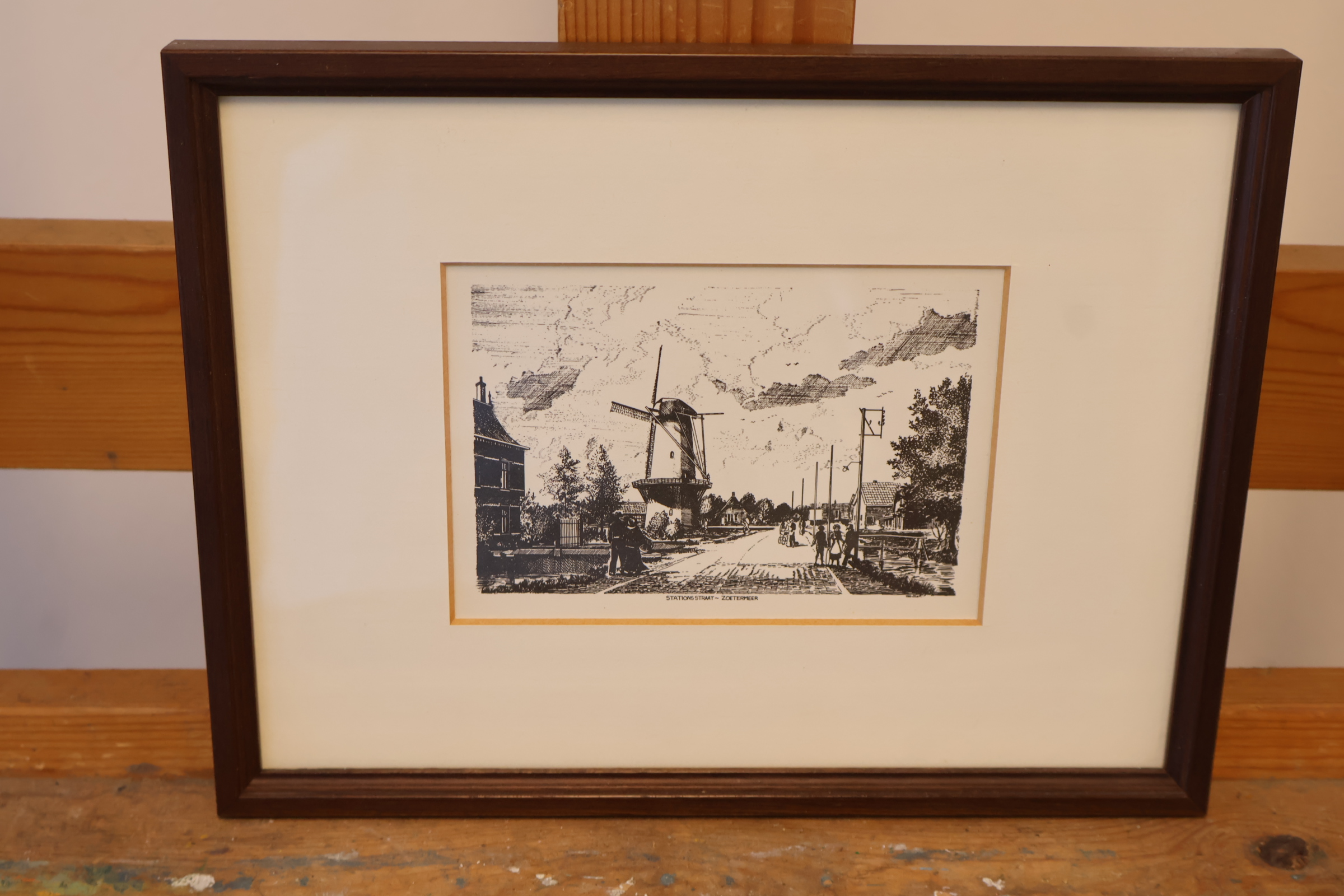 Ingelijste zwart-wit ets van molen en straat – foto 4 – kavel bij GSD Auctions, Zoeterwoude