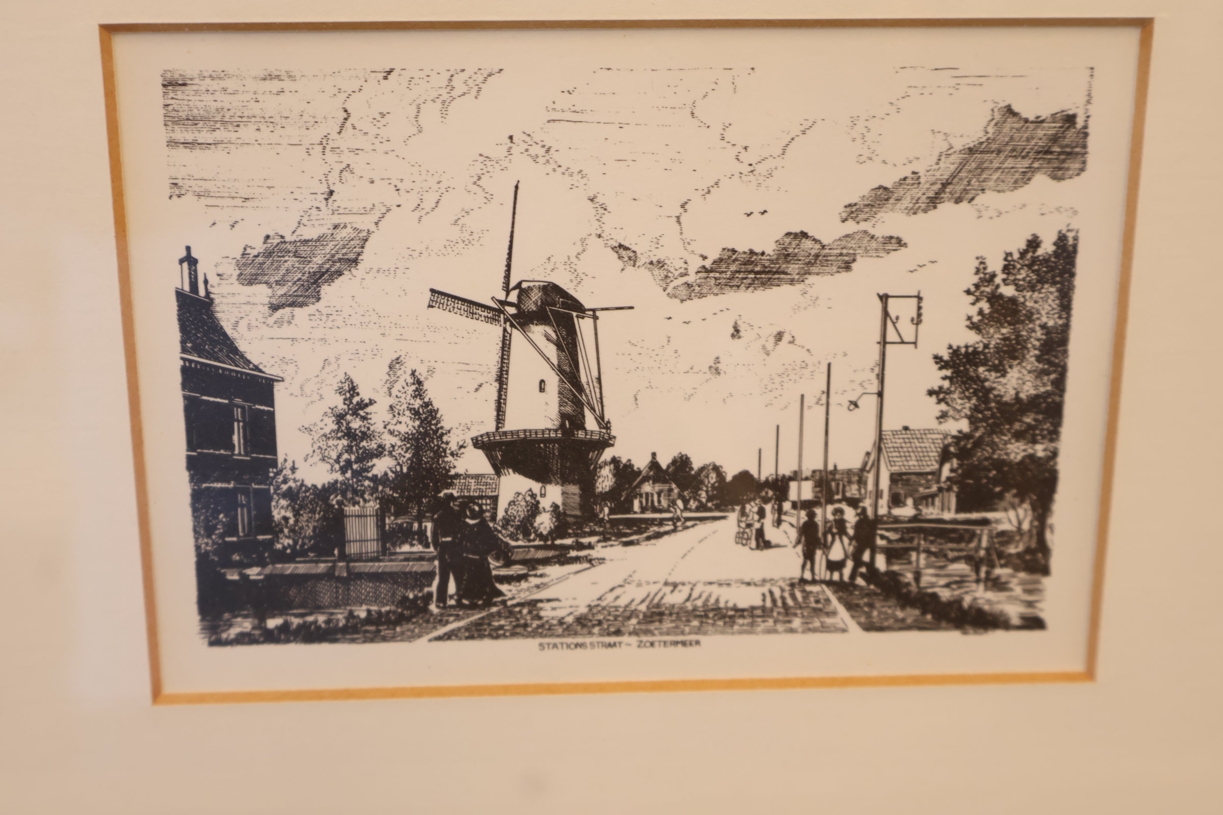 Ingelijste zwart-wit ets van molen en straat – foto 5 – kavel bij GSD Auctions, Zoeterwoude