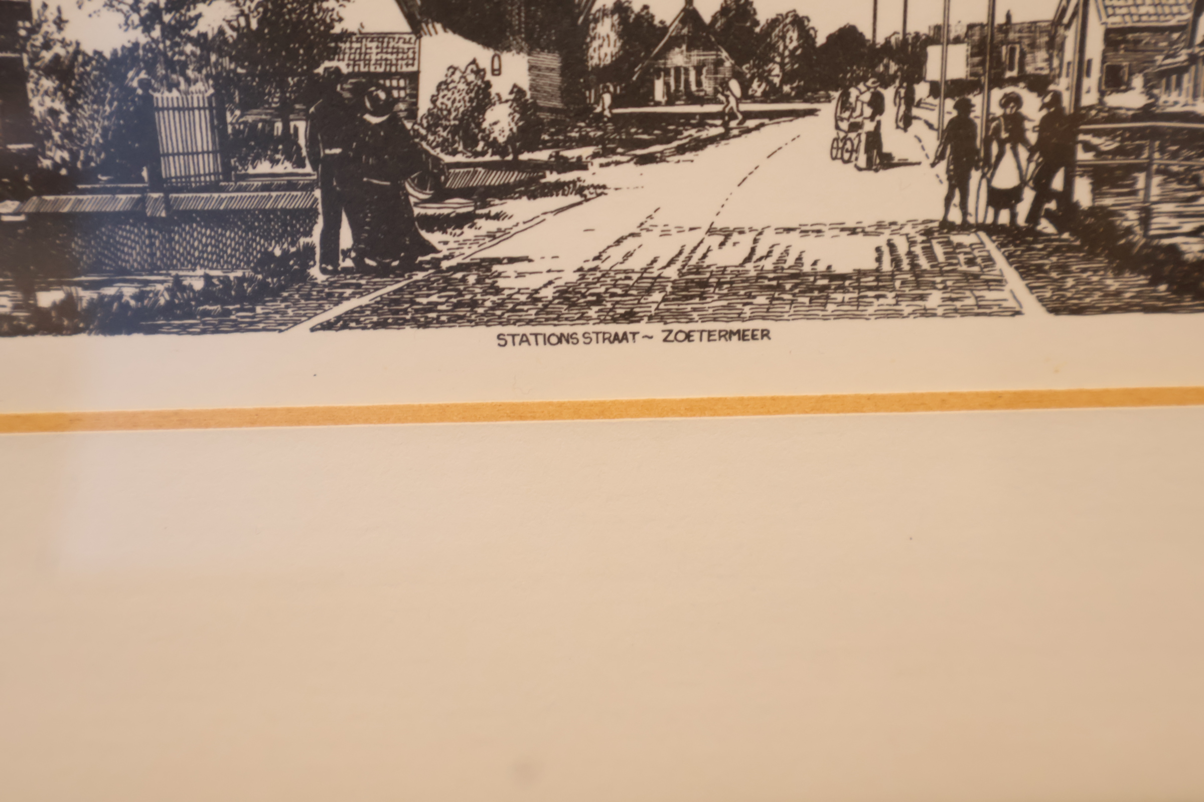 Ingelijste zwart-wit ets van molen en straat – foto 6 – kavel bij GSD Auctions, Zoeterwoude