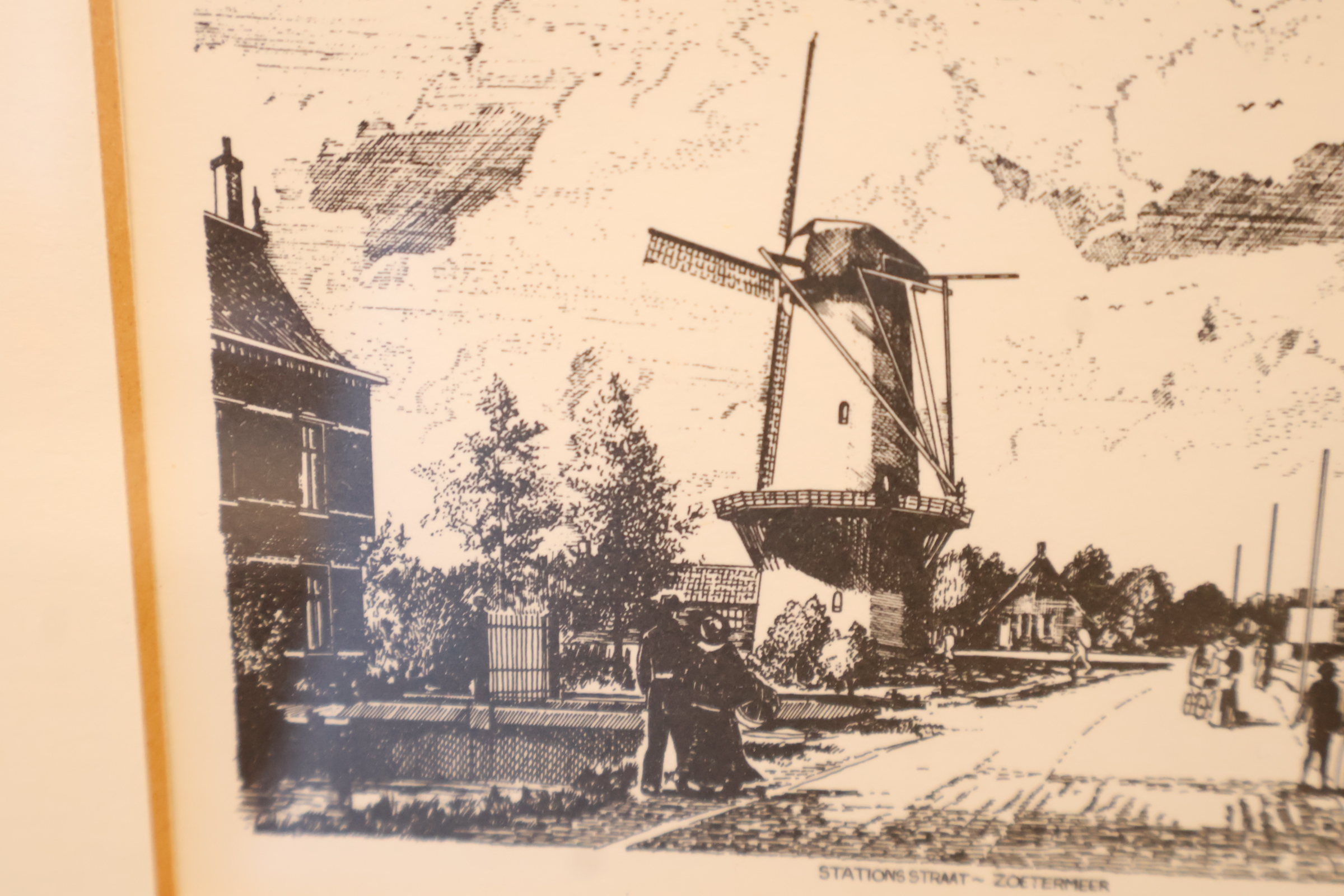 Ingelijste zwart-wit ets van molen en straat – foto 7 – kavel bij GSD Auctions, Zoeterwoude