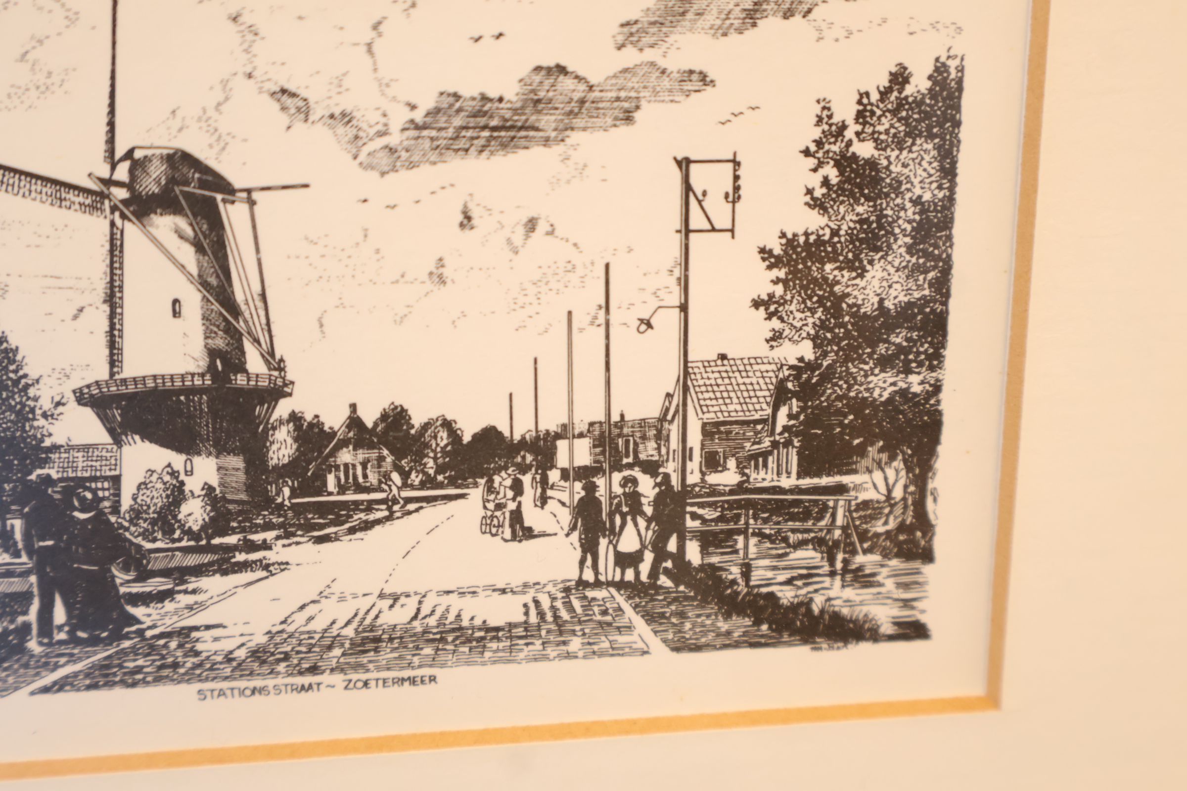 Ingelijste zwart-wit ets van molen en straat – foto 8 – kavel bij GSD Auctions, Zoeterwoude