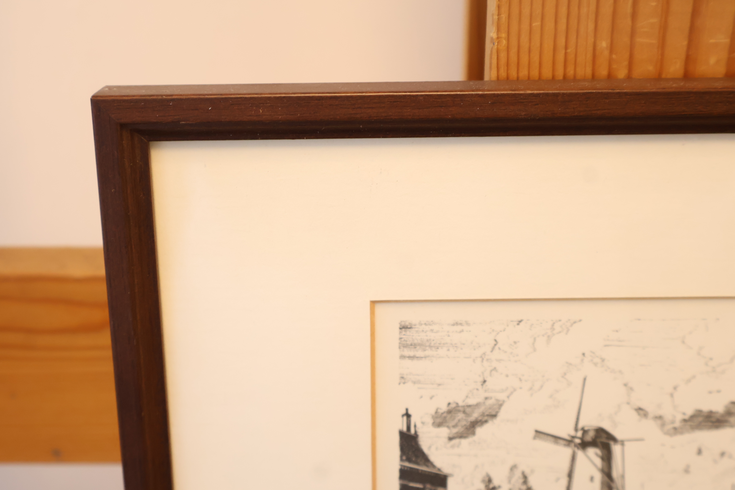 Ingelijste zwart-wit ets van molen en straat – foto 9 – kavel bij GSD Auctions, Zoeterwoude