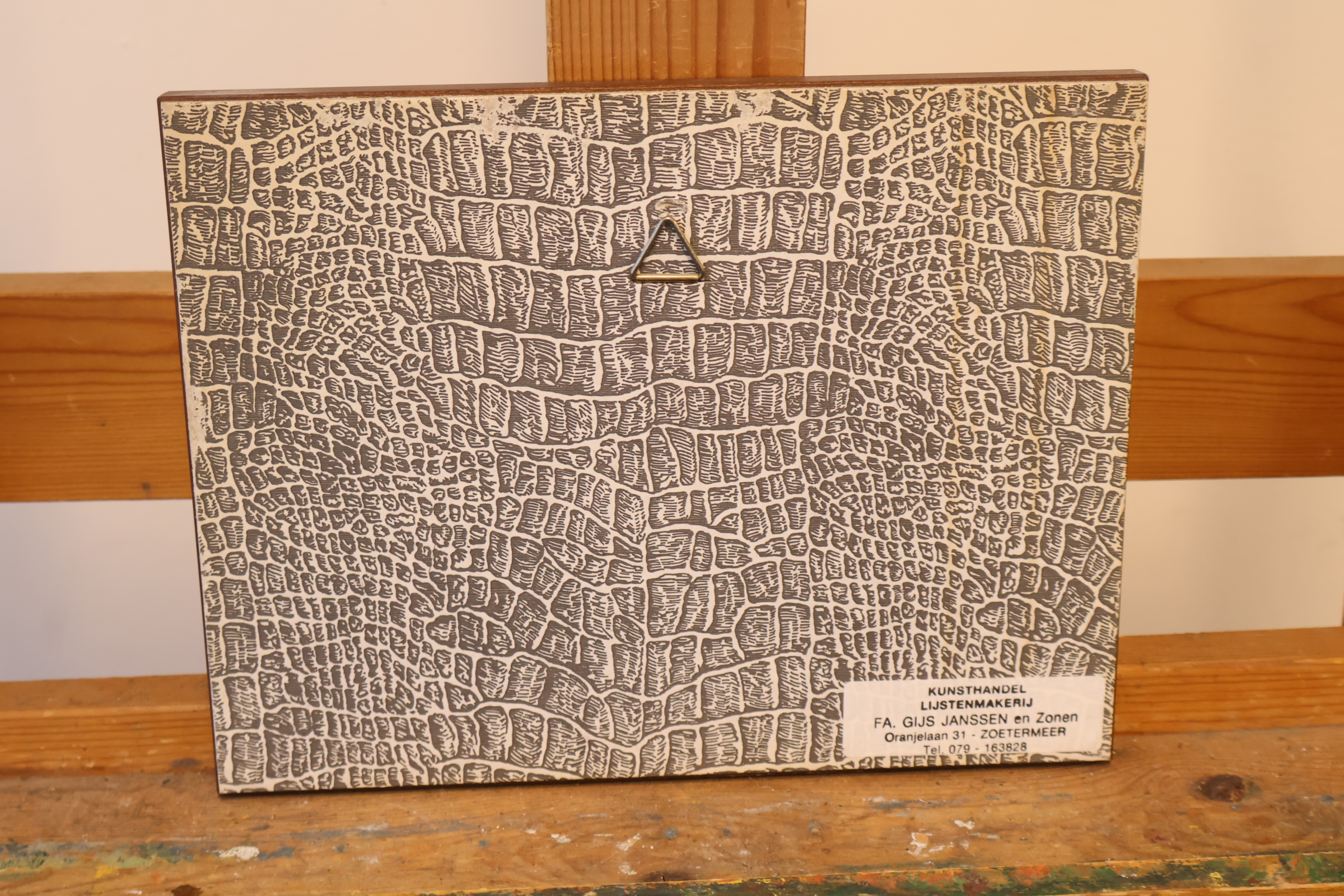 Ingelijste zwart-wit ets van molen en straat – foto 11 – kavel bij GSD Auctions, Zoeterwoude