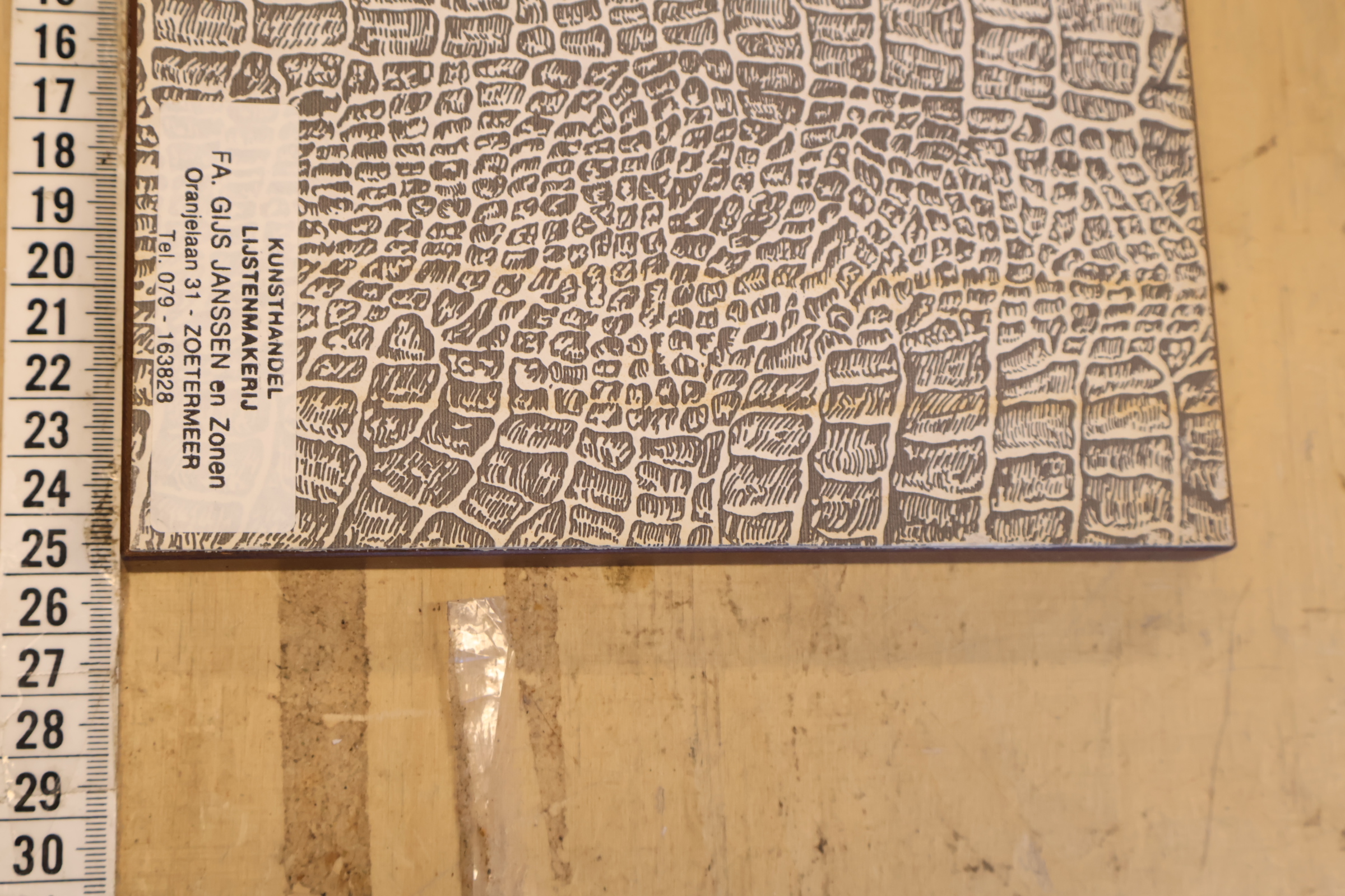 Ingelijste zwart-wit ets van molen en straat – foto 14 – kavel bij GSD Auctions, Zoeterwoude