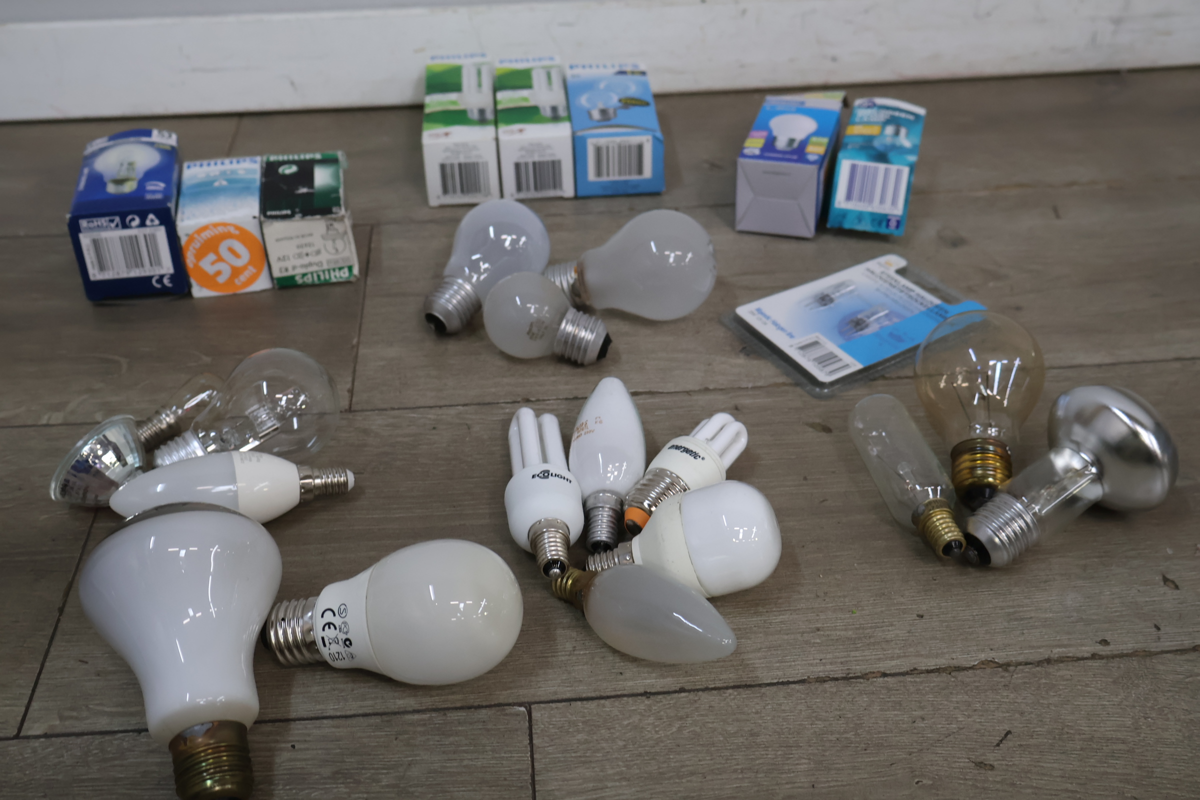 Assortiment diverse gloeilampen en LED lampen – foto 4 – kavel bij GSD Auctions, Zoeterwoude