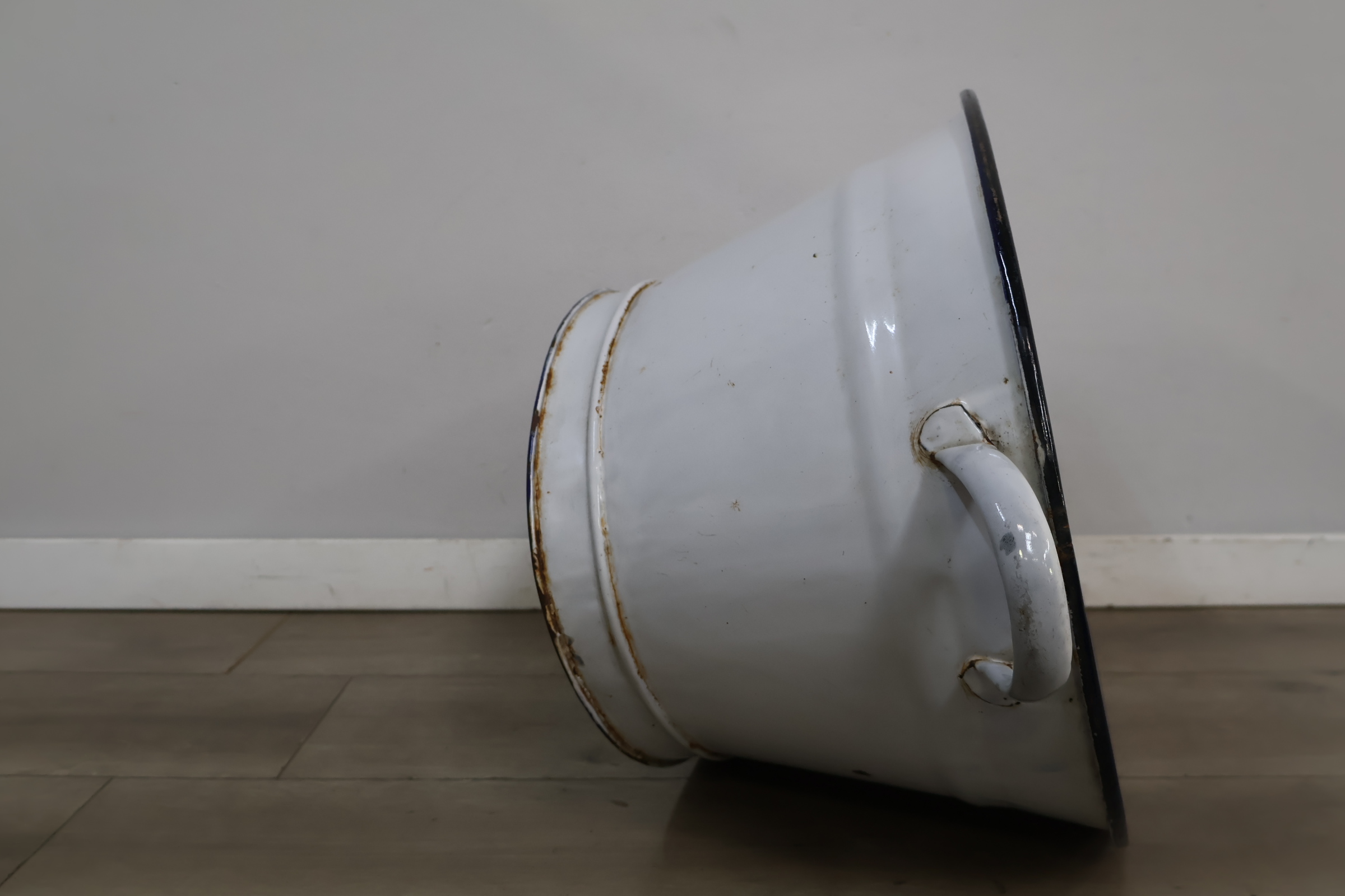 Witte geëmailleerde grote teil – foto 8 – kavel bij GSD Auctions, Zoeterwoude