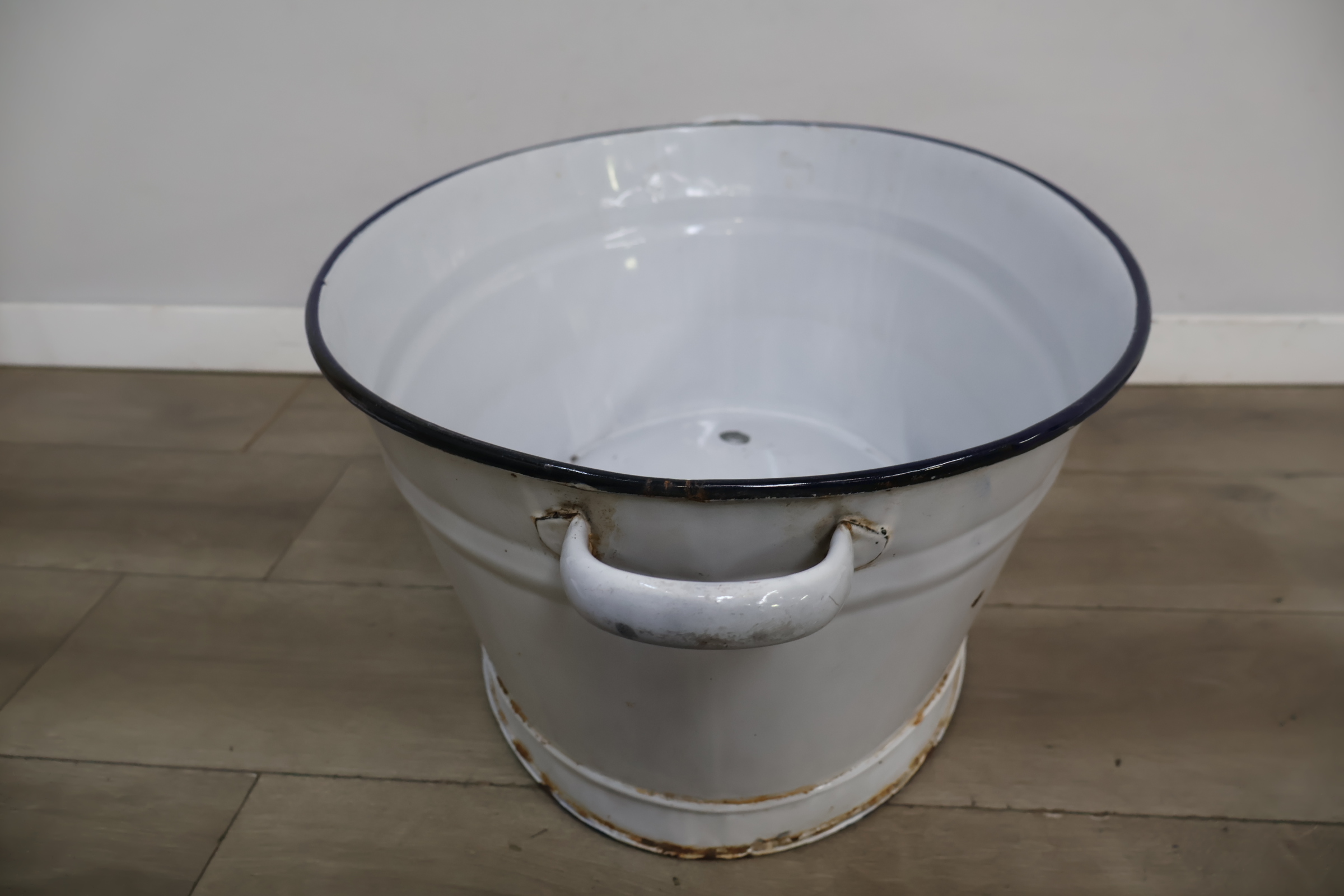 Witte geëmailleerde grote teil – foto 11 – kavel bij GSD Auctions, Zoeterwoude