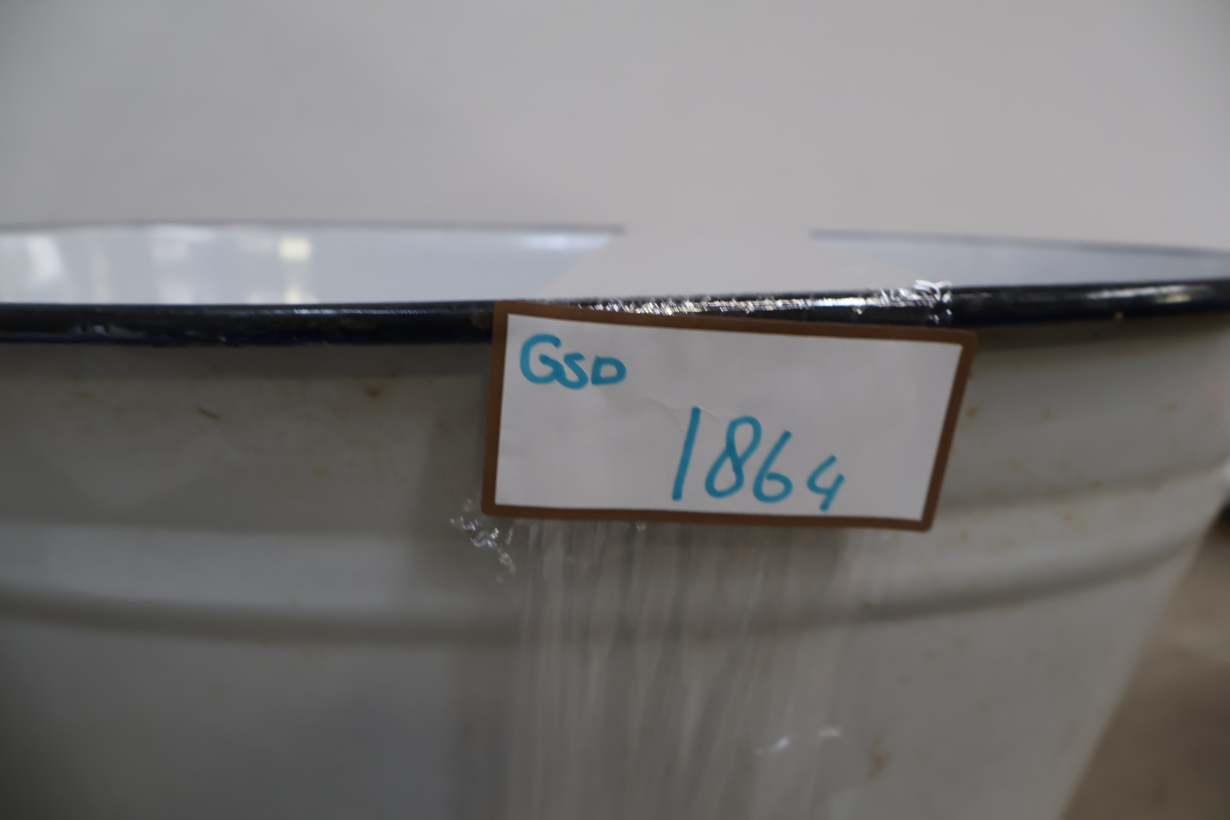 Witte geëmailleerde grote teil – foto 15 – kavel bij GSD Auctions, Zoeterwoude