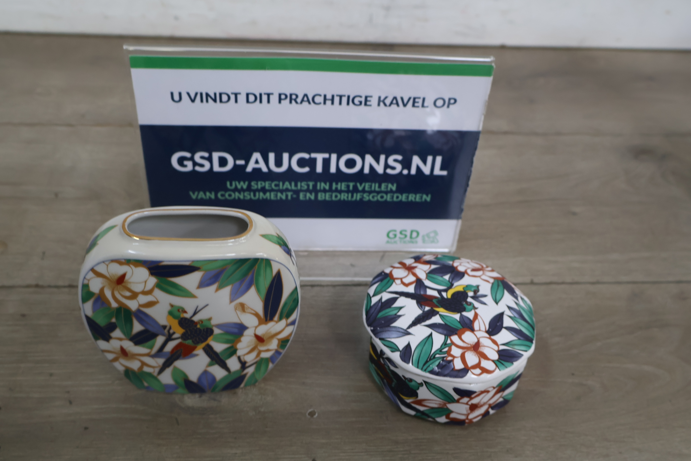 Porseleinen vaas met dekseldoosje – foto 2 – kavel bij GSD Auctions, Zoeterwoude