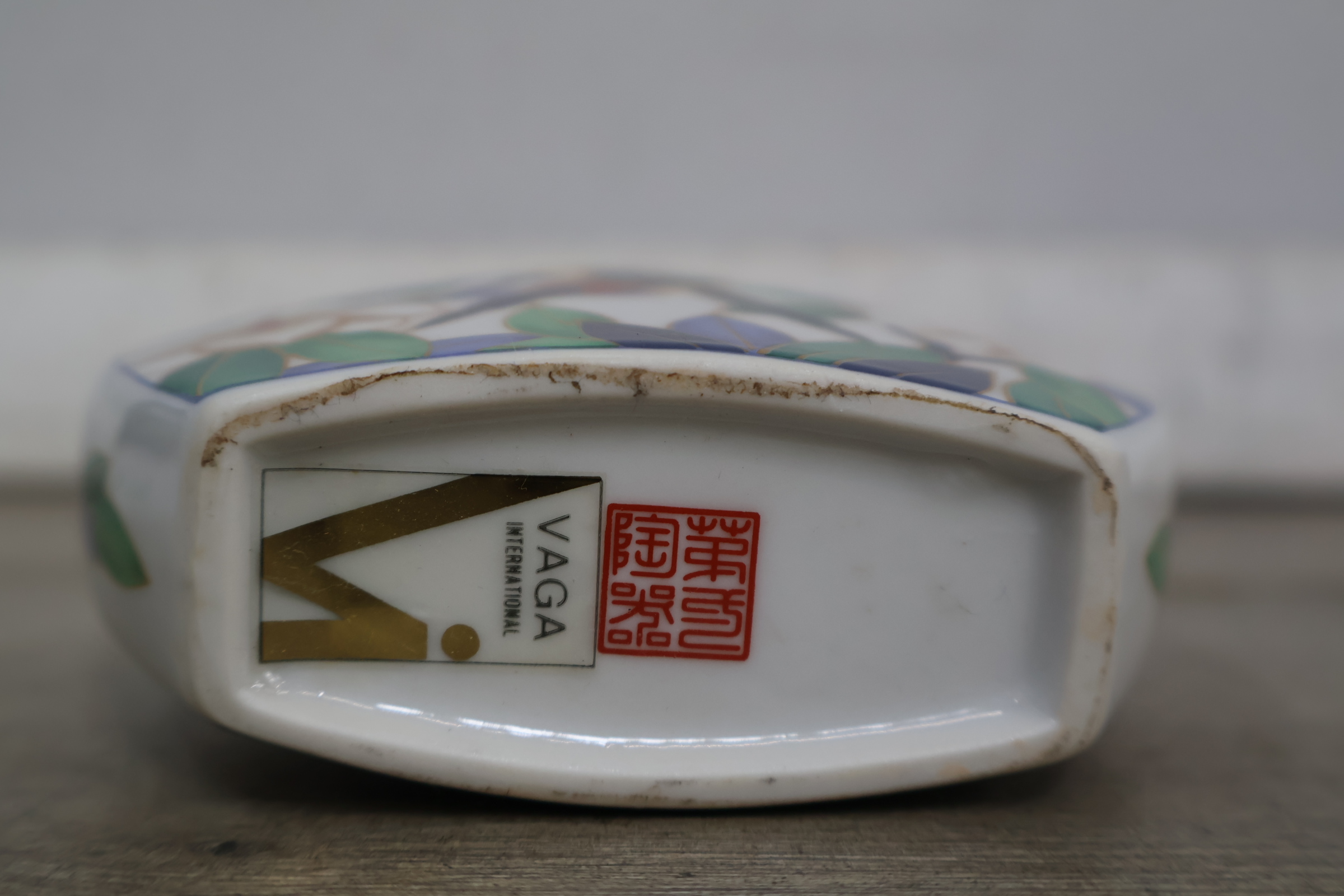 Porseleinen vaas met dekseldoosje – foto 10 – kavel bij GSD Auctions, Zoeterwoude