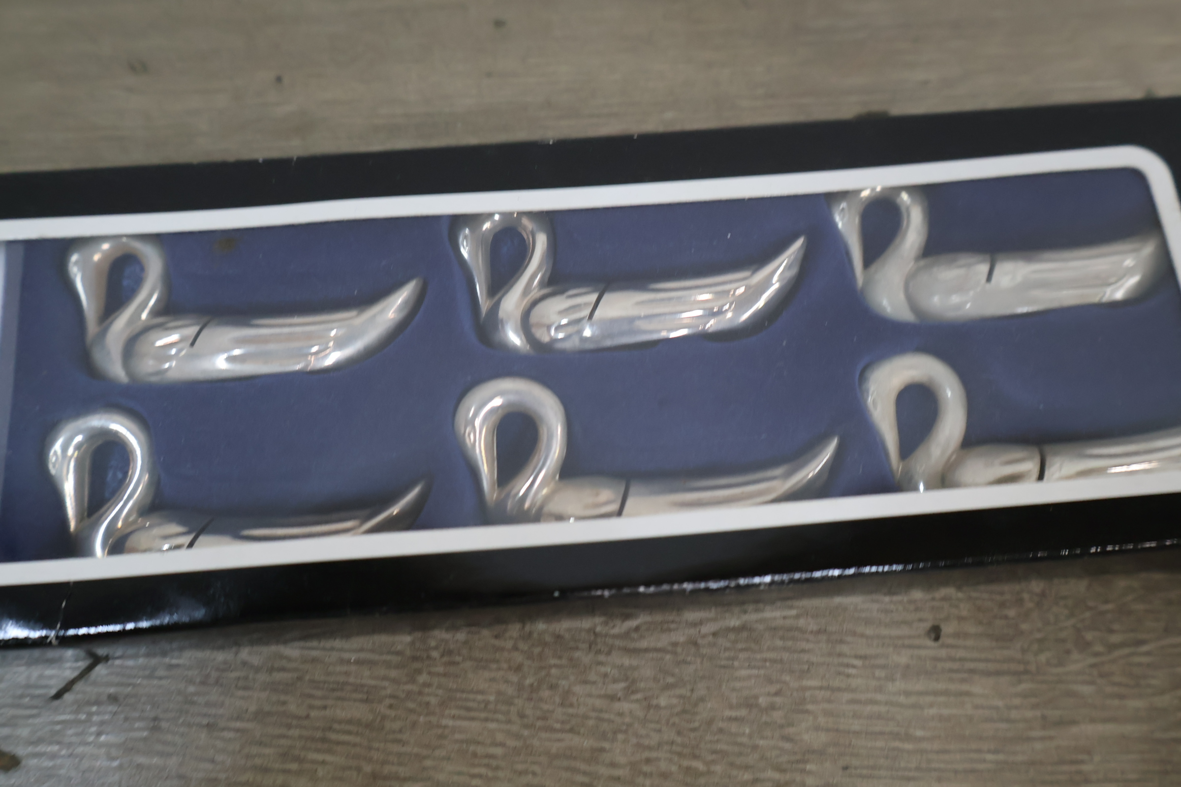Set van 6 zilverkleurige zwaanvormige messenleggers – foto 6 – kavel bij GSD Auctions, Zoeterwoude