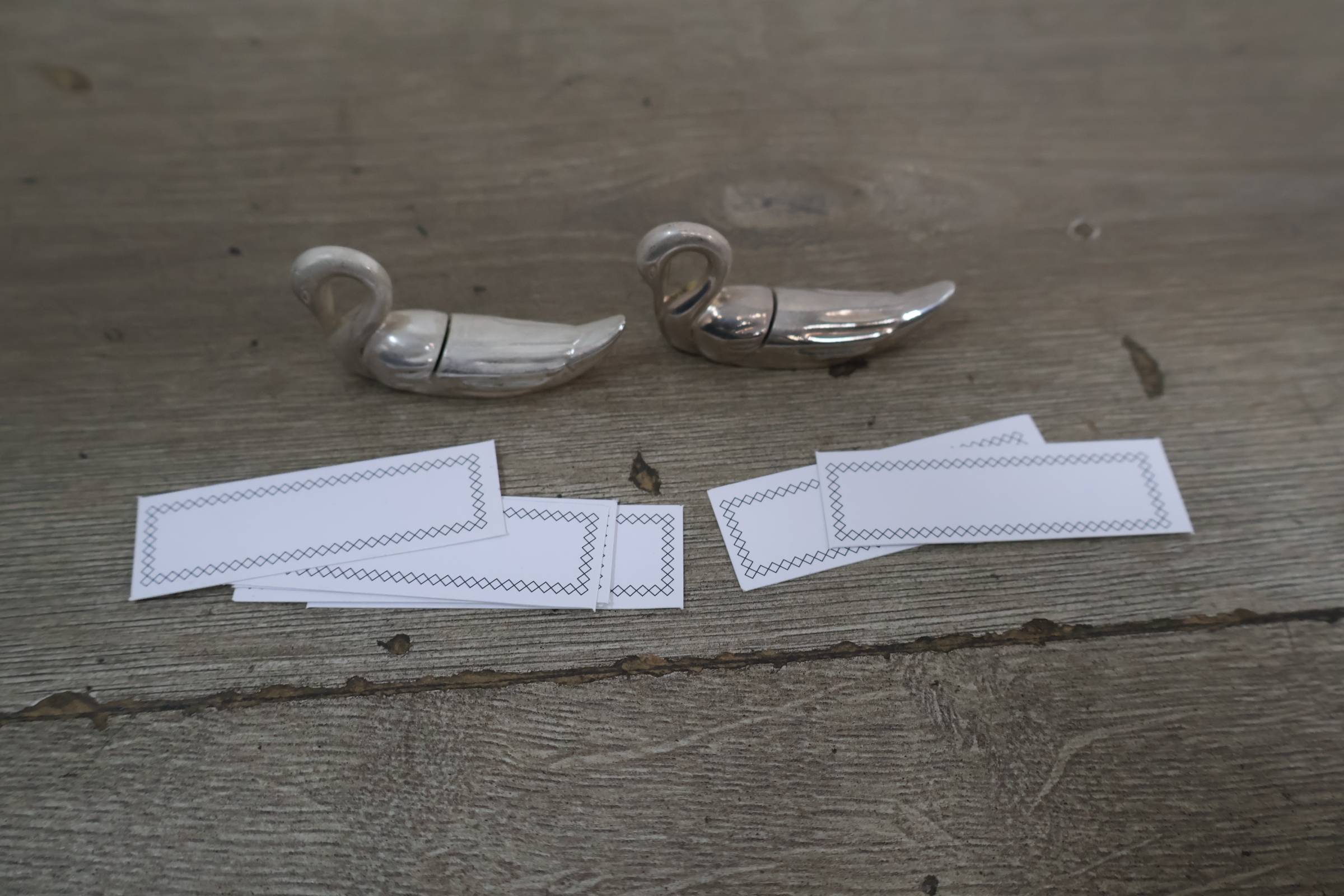 Set van 6 zilverkleurige zwaanvormige messenleggers – foto 9 – kavel bij GSD Auctions, Zoeterwoude