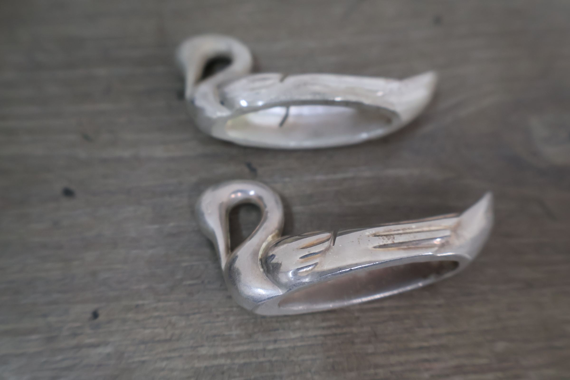 Set van 6 zilverkleurige zwaanvormige messenleggers – foto 10 – kavel bij GSD Auctions, Zoeterwoude
