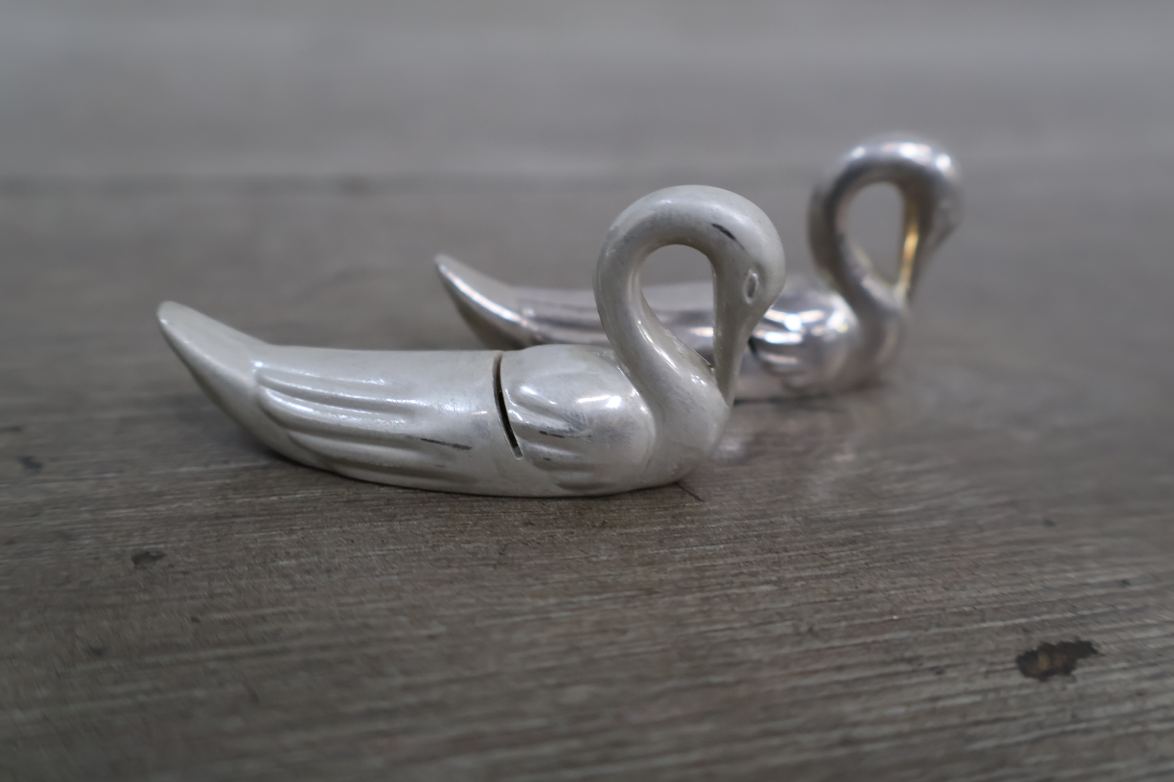 Set van 6 zilverkleurige zwaanvormige messenleggers – foto 11 – kavel bij GSD Auctions, Zoeterwoude