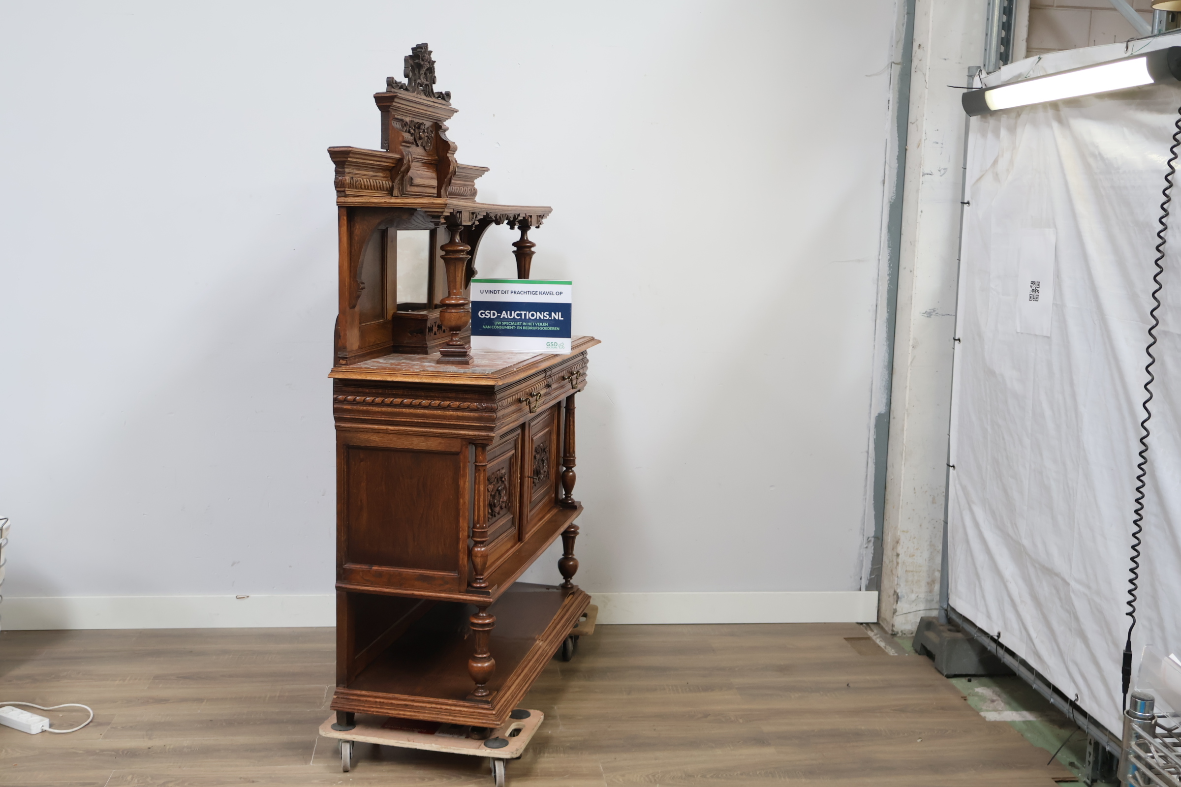 Antieke Franse Renaissance Henry II Walnut Buffetkast – foto 2 – kavel bij GSD Auctions, Zoeterwoude