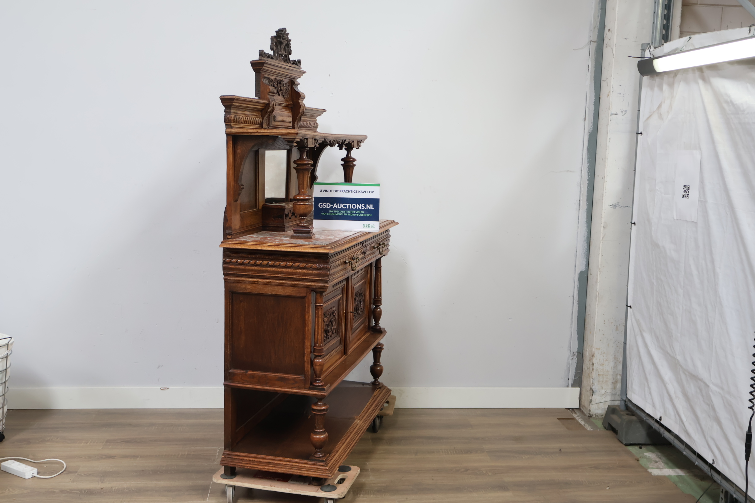 Antieke Franse Renaissance Henry II Walnut Buffetkast – foto 3 – kavel bij GSD Auctions, Zoeterwoude