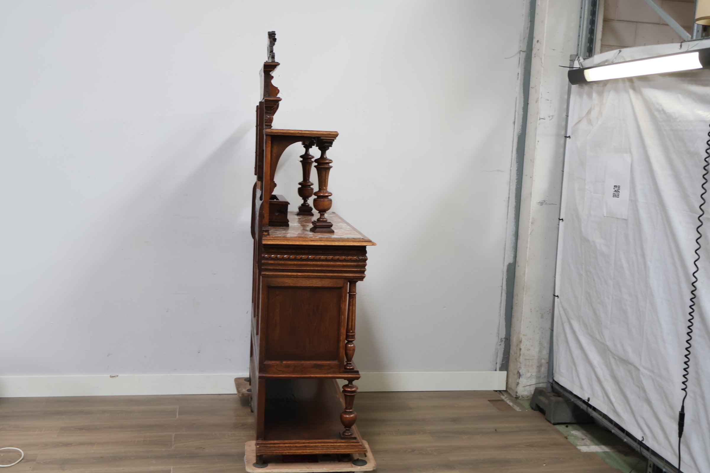 Antieke Franse Renaissance Henry II Walnut Buffetkast – foto 4 – kavel bij GSD Auctions, Zoeterwoude