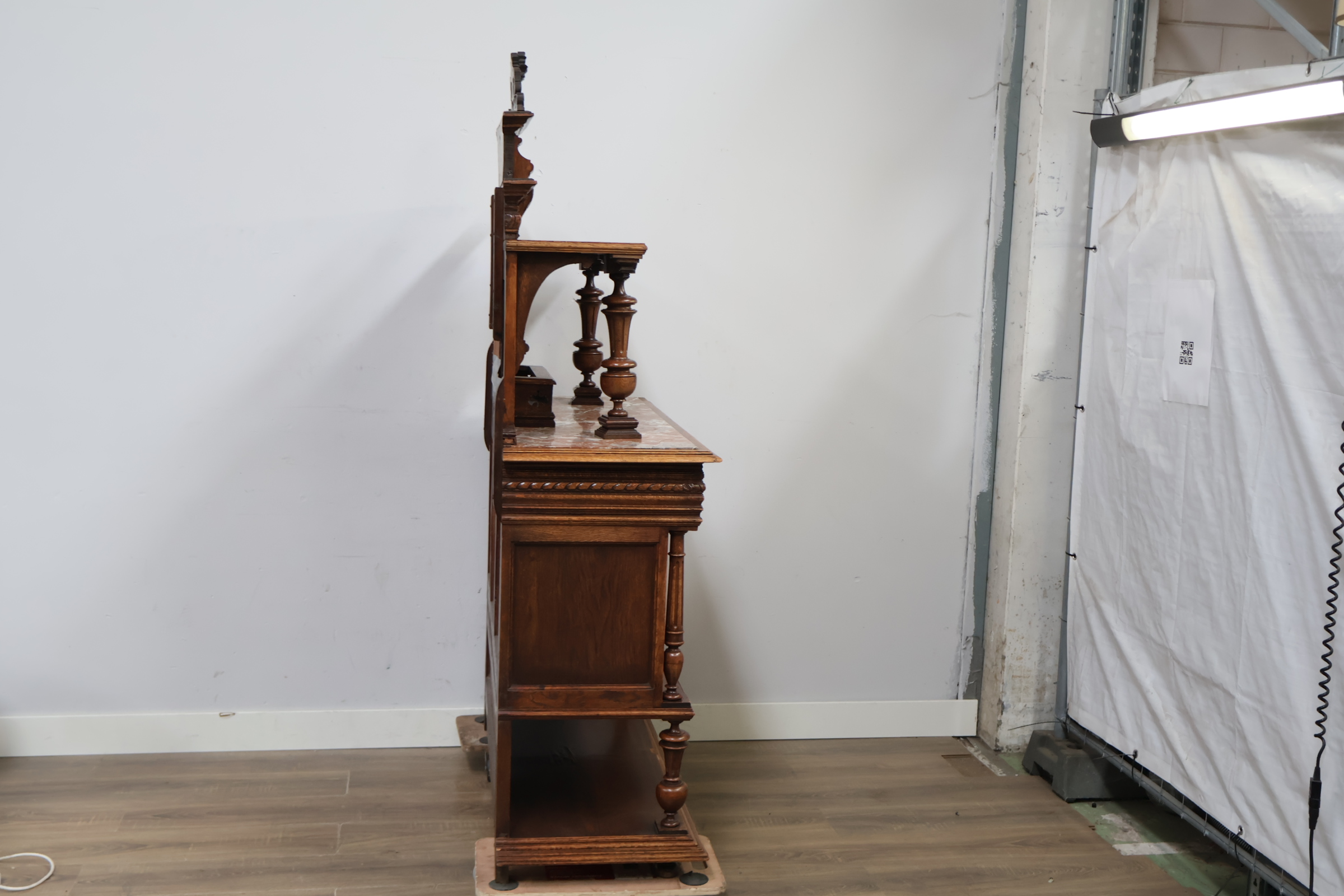 Antieke Franse Renaissance Henry II Walnut Buffetkast – foto 5 – kavel bij GSD Auctions, Zoeterwoude