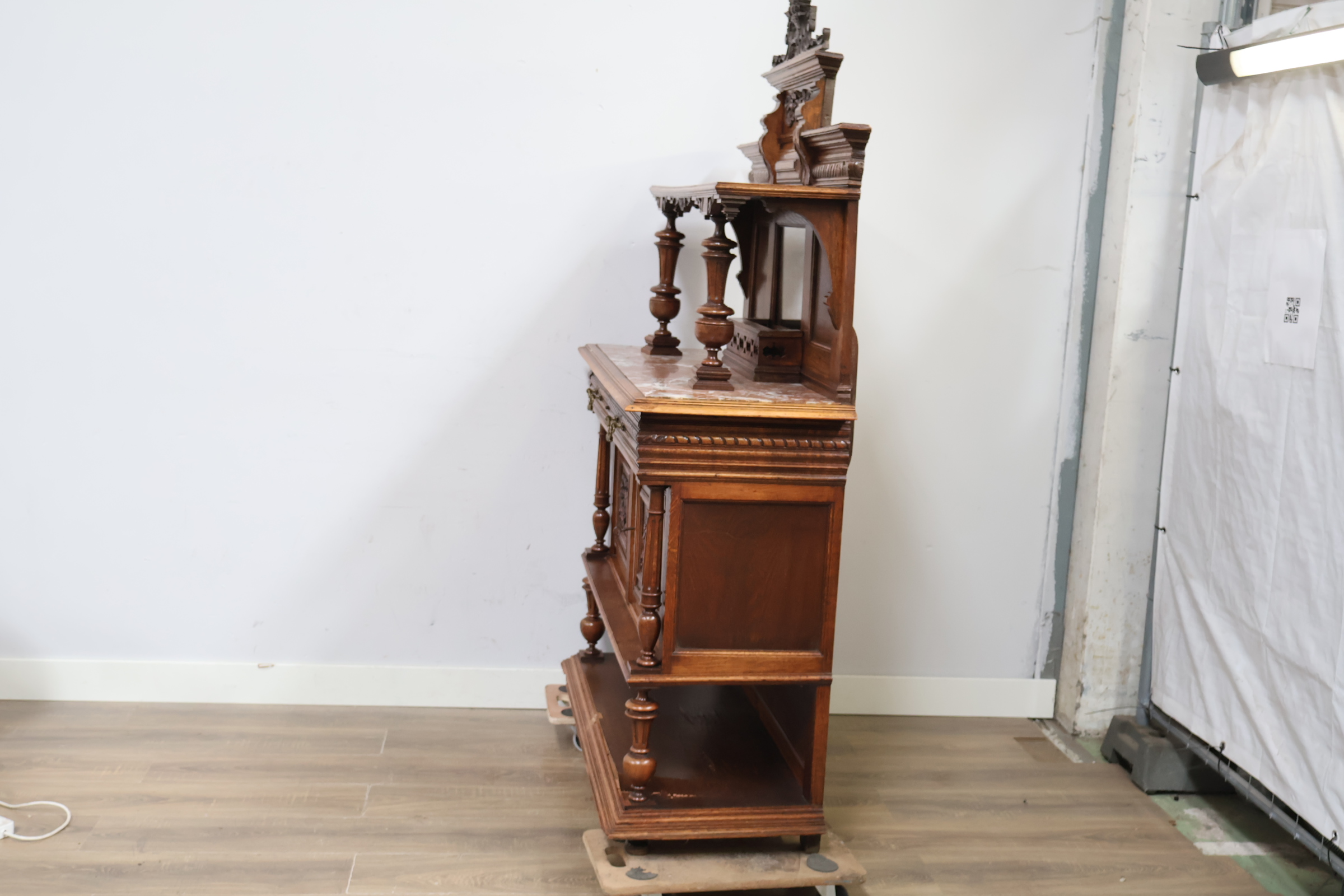 Antieke Franse Renaissance Henry II Walnut Buffetkast – foto 12 – kavel bij GSD Auctions, Zoeterwoude