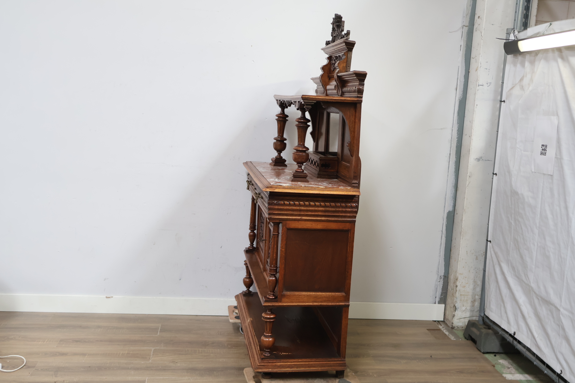 Antieke Franse Renaissance Henry II Walnut Buffetkast – foto 13 – kavel bij GSD Auctions, Zoeterwoude