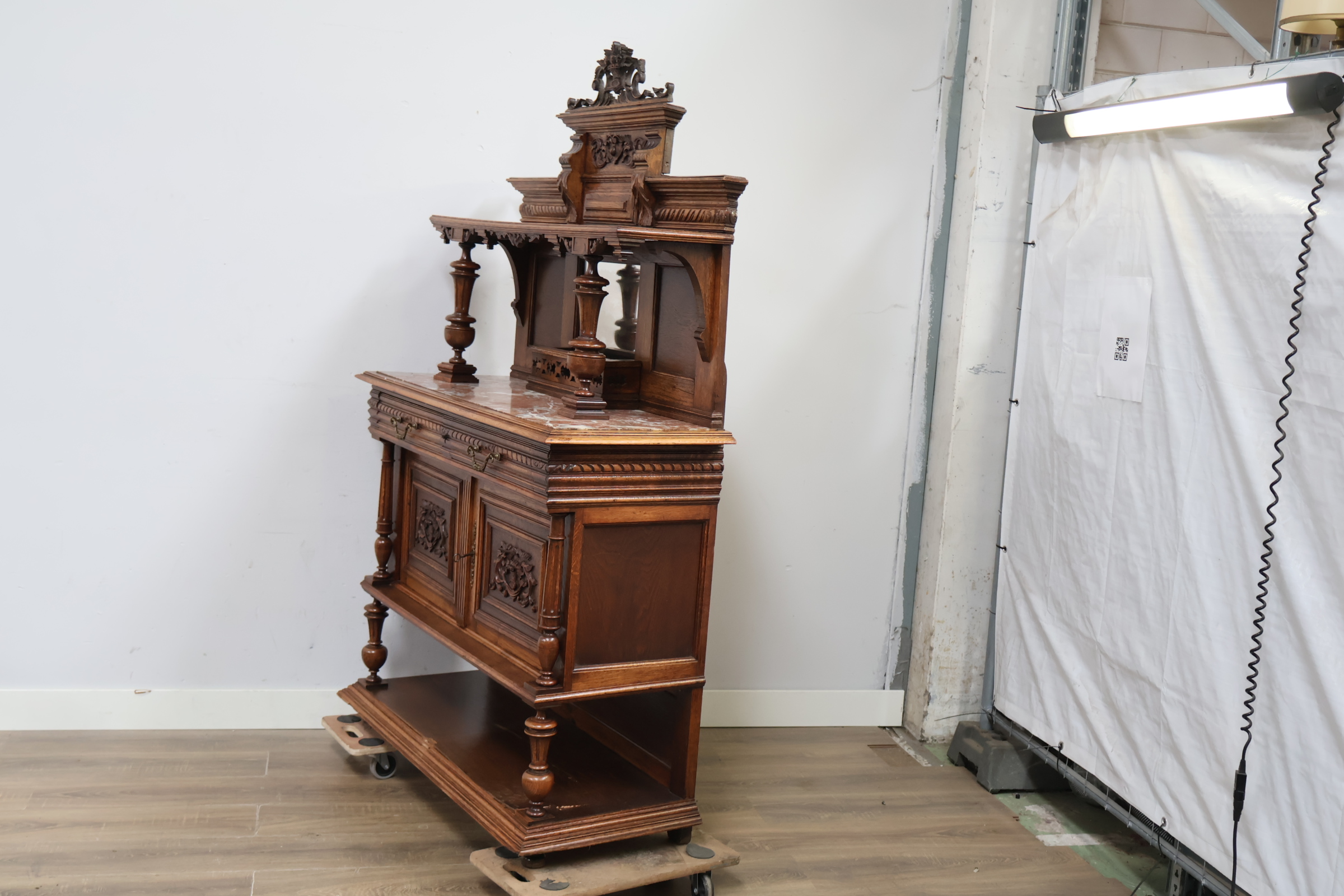 Antieke Franse Renaissance Henry II Walnut Buffetkast – foto 14 – kavel bij GSD Auctions, Zoeterwoude