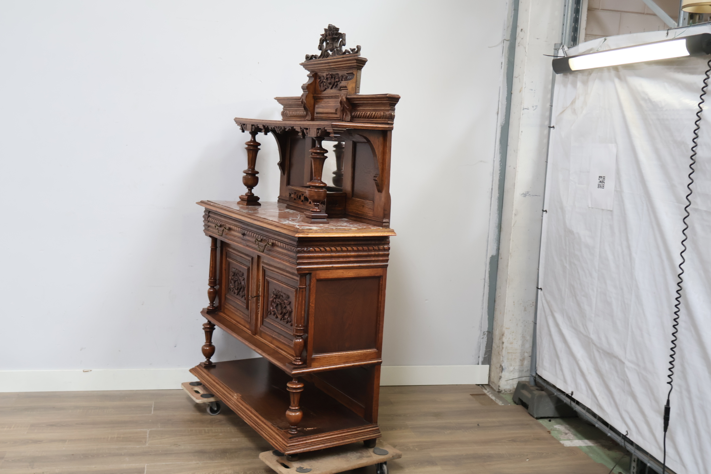 Antieke Franse Renaissance Henry II Walnut Buffetkast – foto 15 – kavel bij GSD Auctions, Zoeterwoude