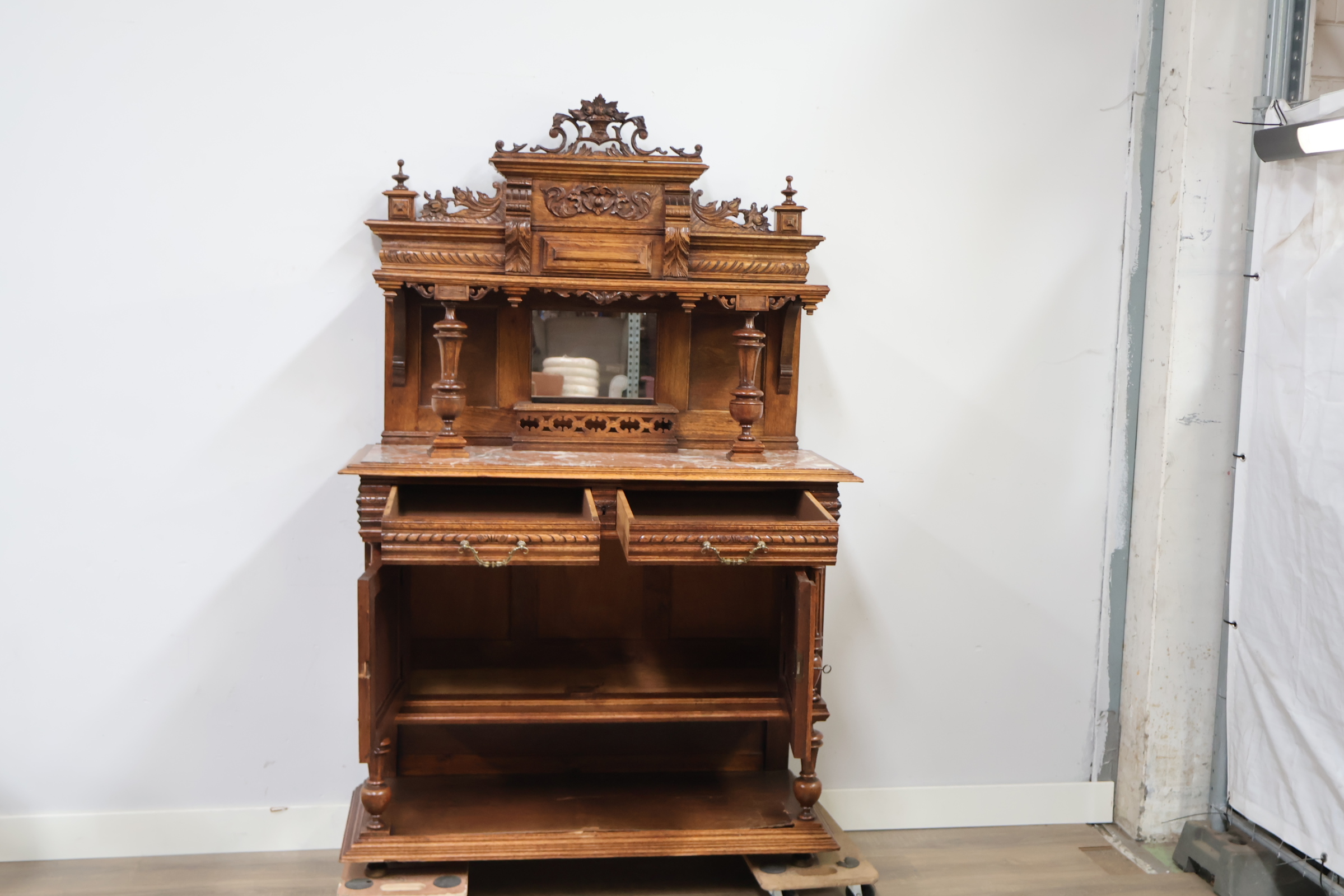 Antieke Franse Renaissance Henry II Walnut Buffetkast – foto 16 – kavel bij GSD Auctions, Zoeterwoude