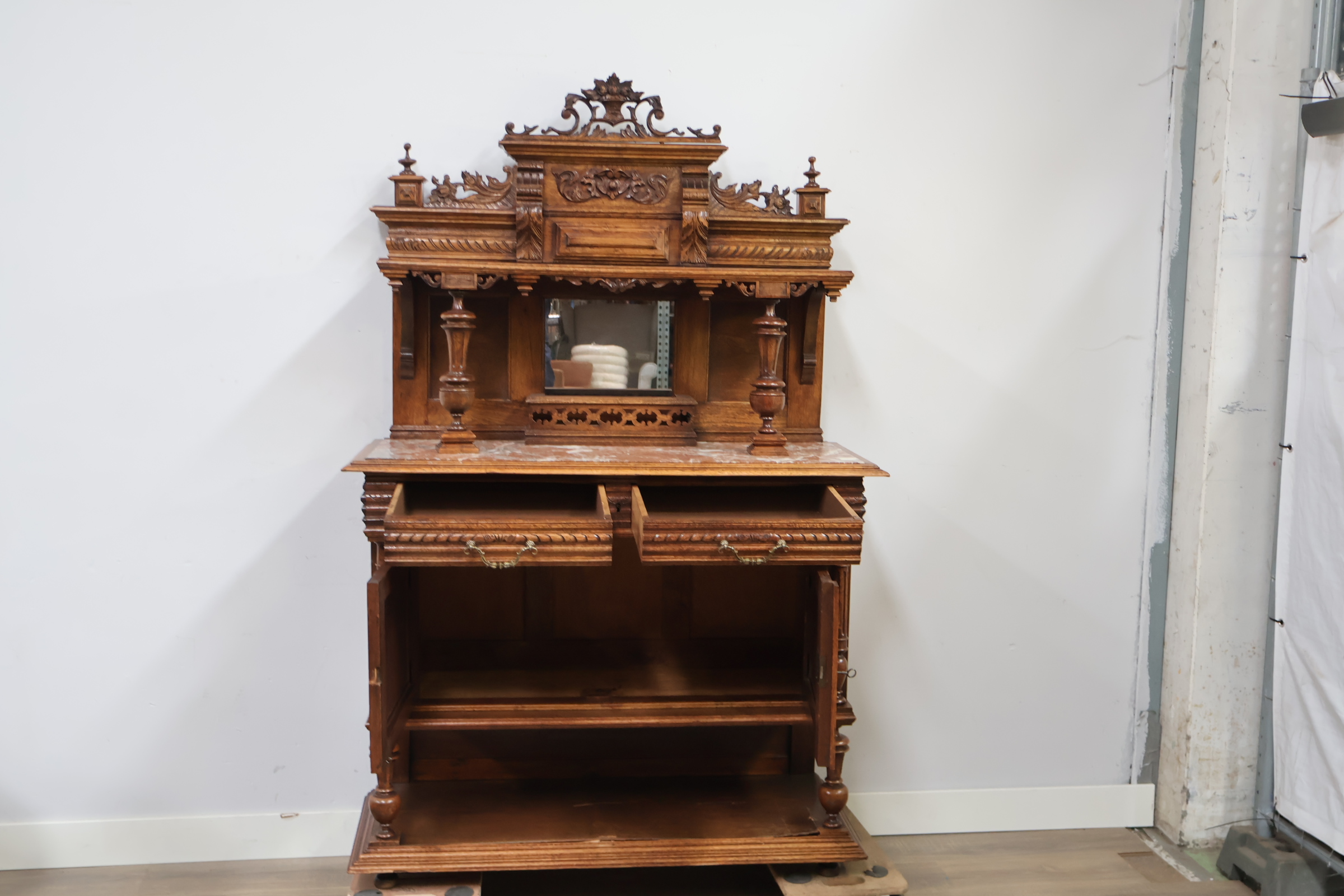 Antieke Franse Renaissance Henry II Walnut Buffetkast – foto 17 – kavel bij GSD Auctions, Zoeterwoude