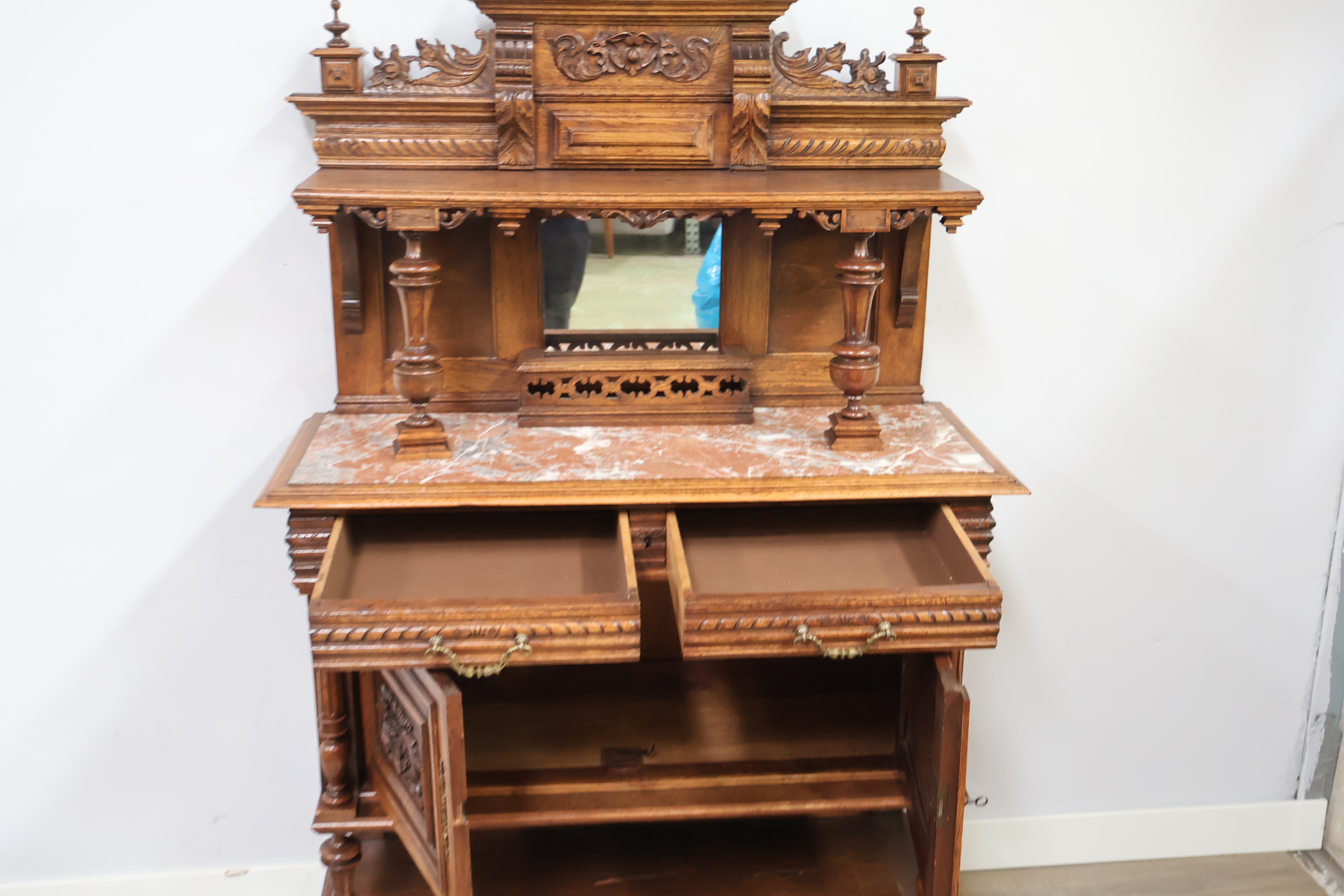 Antieke Franse Renaissance Henry II Walnut Buffetkast – foto 18 – kavel bij GSD Auctions, Zoeterwoude