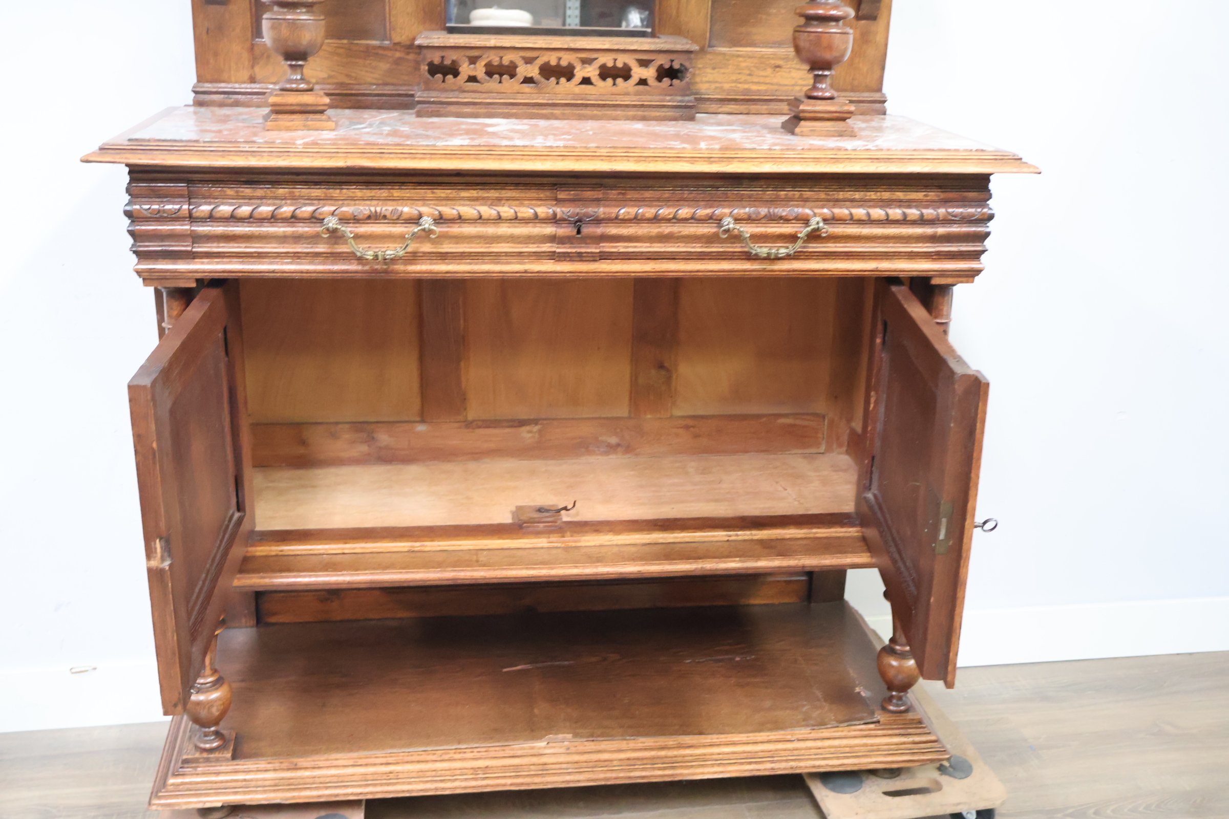Antieke Franse Renaissance Henry II Walnut Buffetkast – foto 19 – kavel bij GSD Auctions, Zoeterwoude