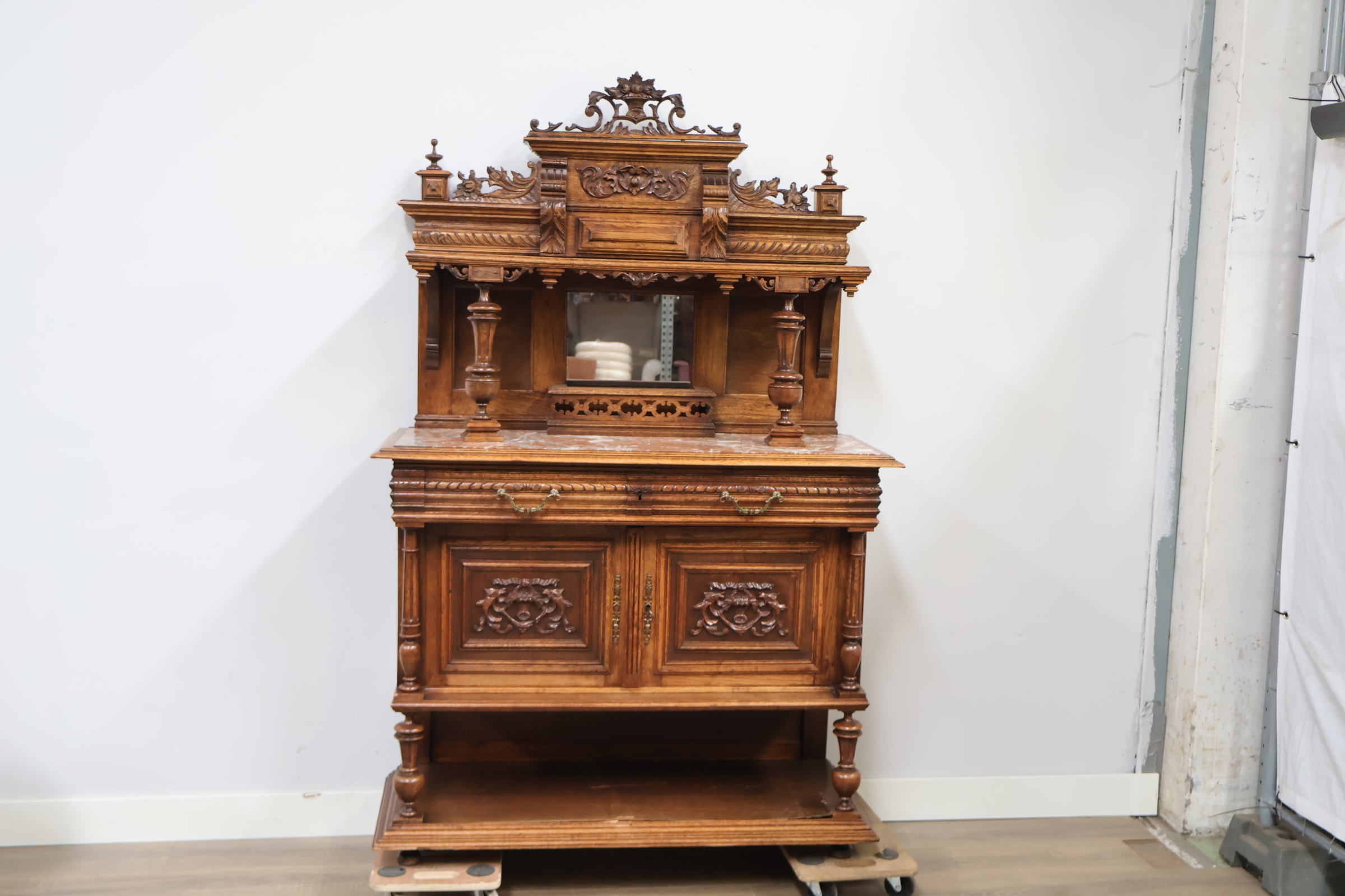 Antieke Franse Renaissance Henry II Walnut Buffetkast – foto 20 – kavel bij GSD Auctions, Zoeterwoude