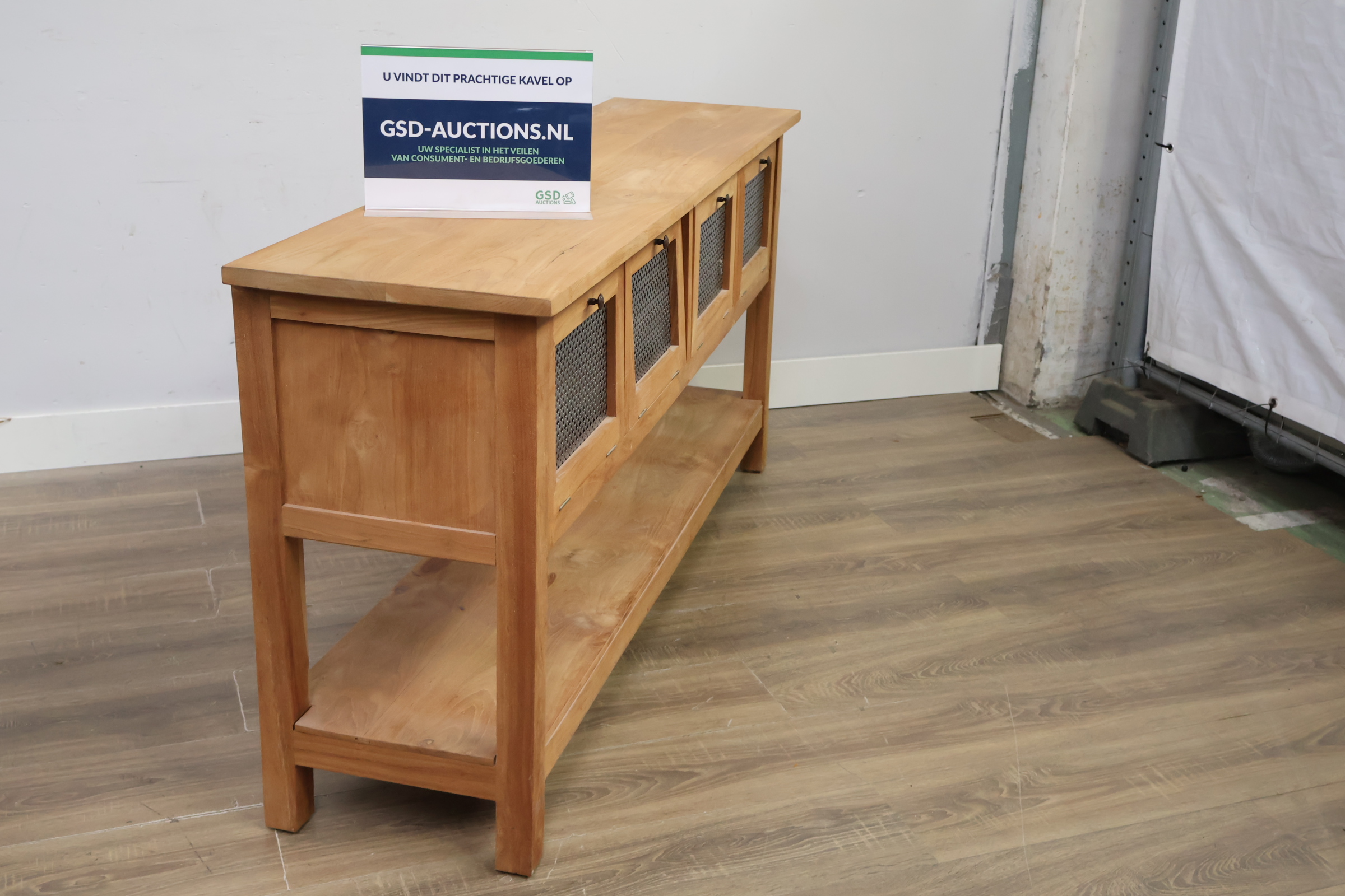 Houten dressoir met gaasdeuren – foto 2 – kavel bij GSD Auctions, Zoeterwoude