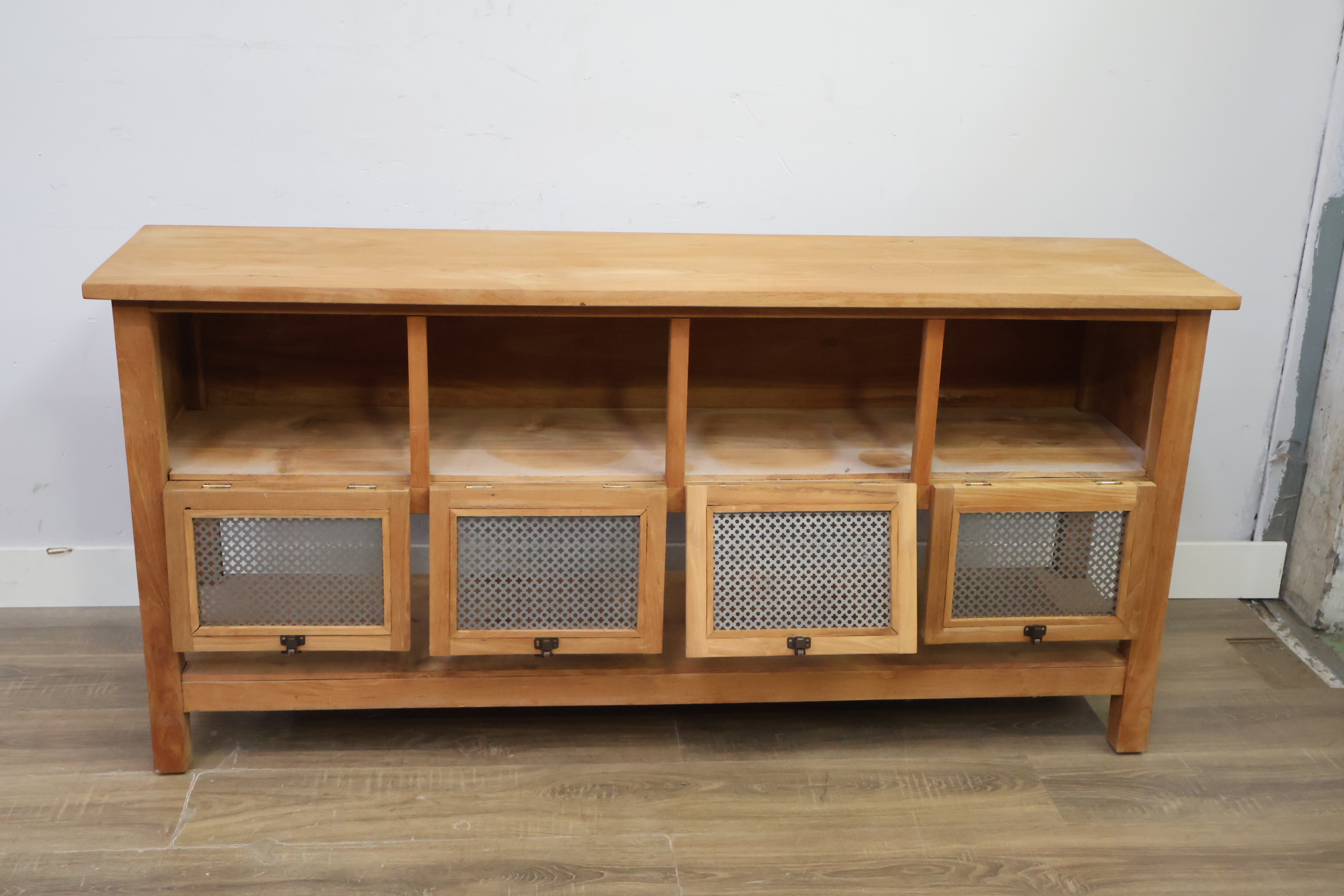 Houten dressoir met gaasdeuren – foto 11 – kavel bij GSD Auctions, Zoeterwoude