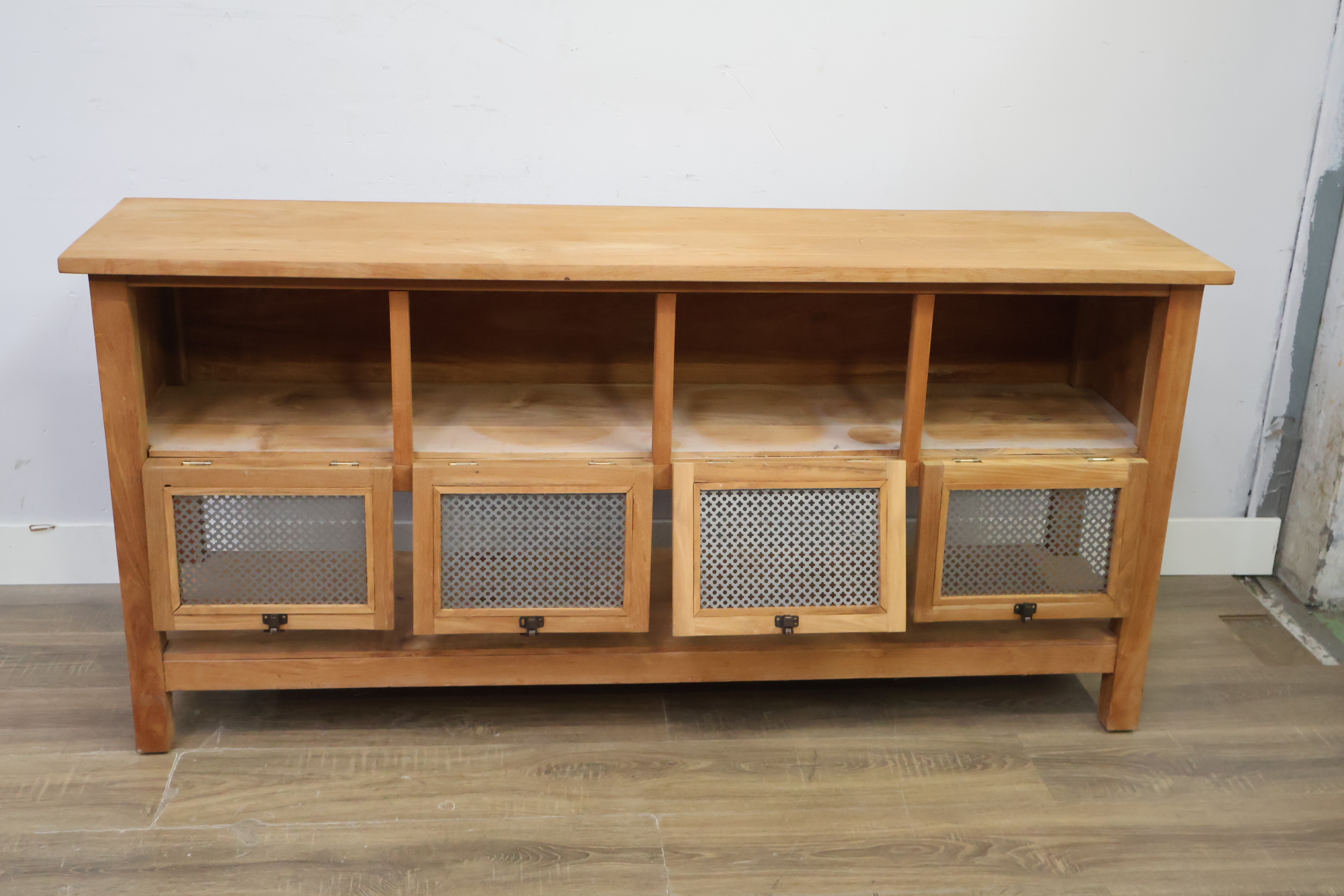Houten dressoir met gaasdeuren – foto 12 – kavel bij GSD Auctions, Zoeterwoude
