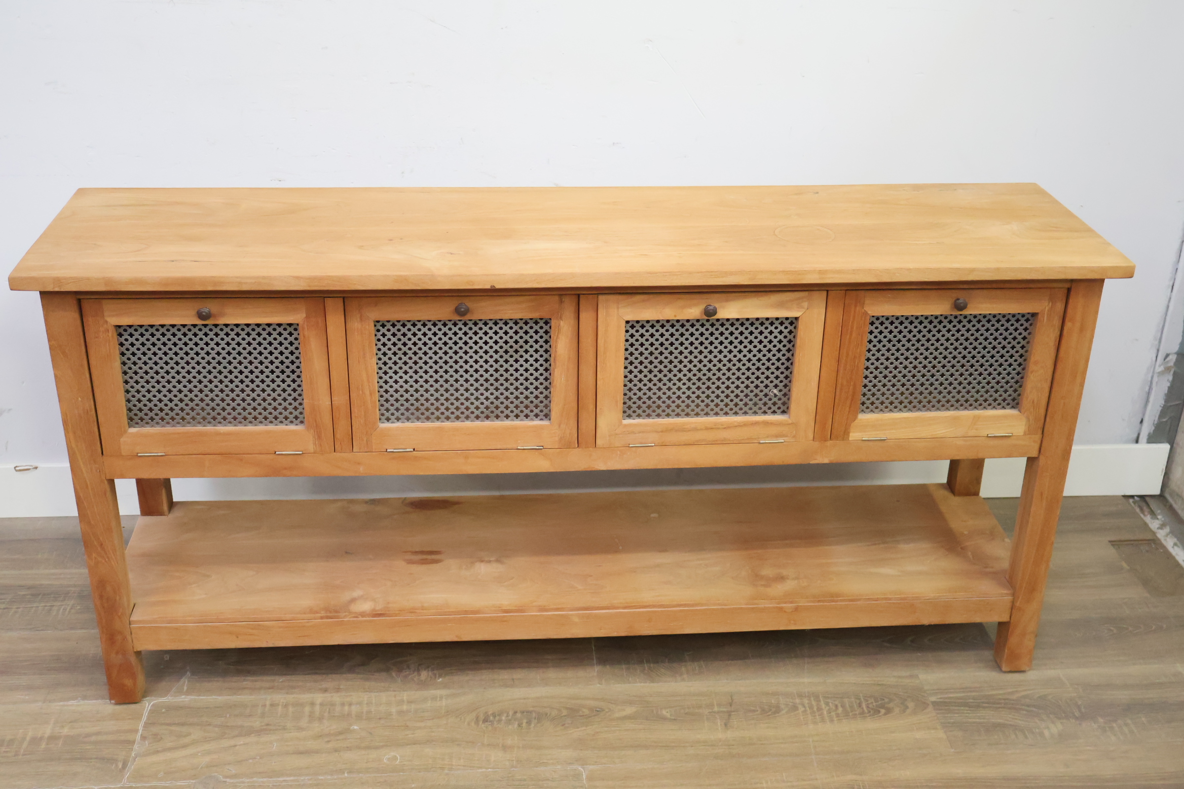 Houten dressoir met gaasdeuren – foto 14 – kavel bij GSD Auctions, Zoeterwoude
