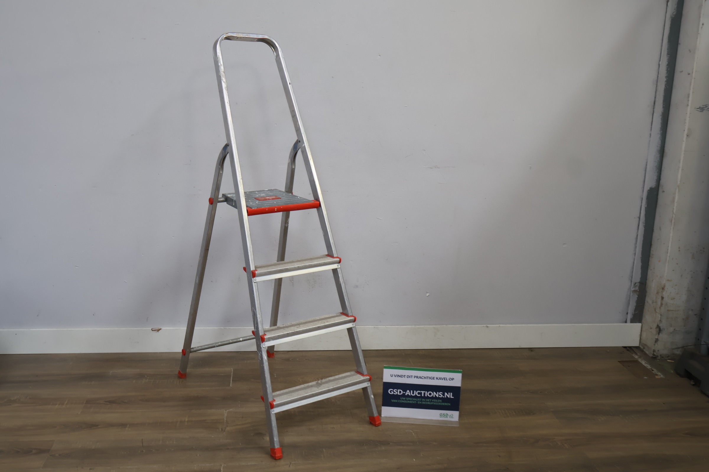 Altrex vouwladder met vier treden – foto 2 – kavel bij GSD Auctions, Zoeterwoude
