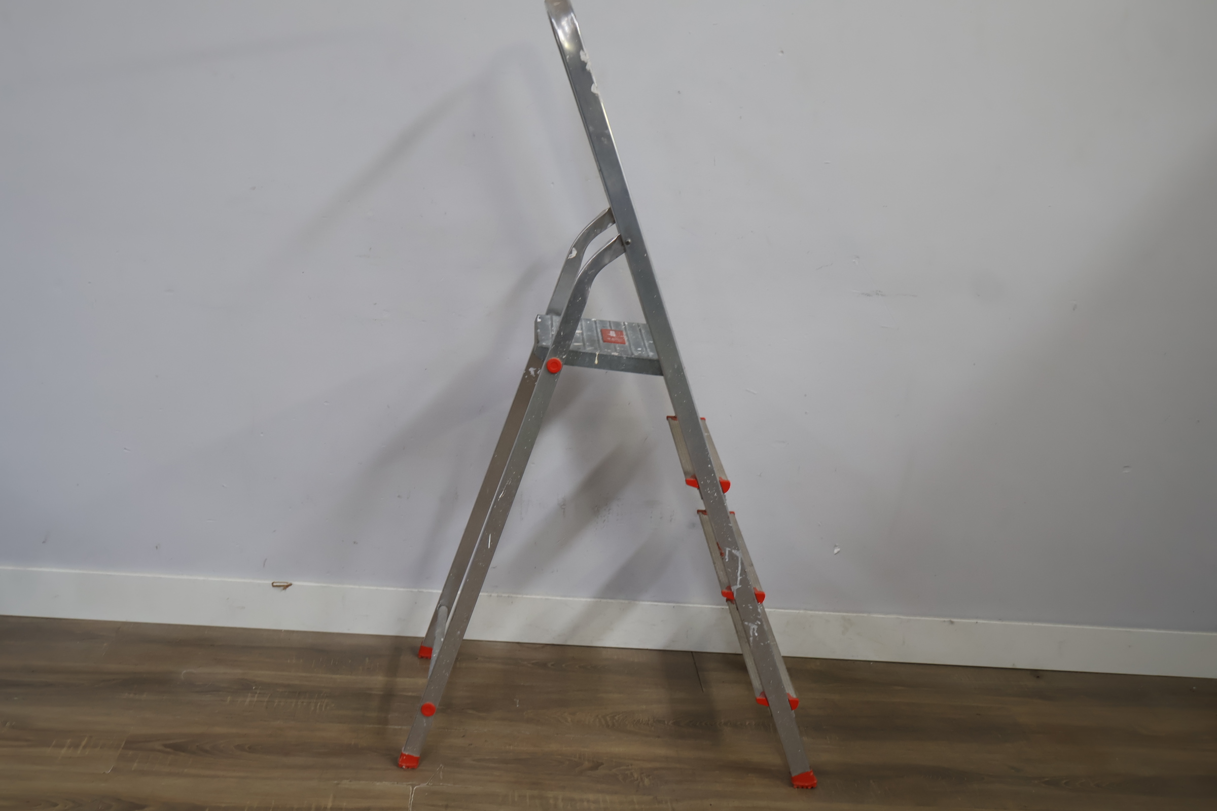 Altrex vouwladder met vier treden – foto 3 – kavel bij GSD Auctions, Zoeterwoude