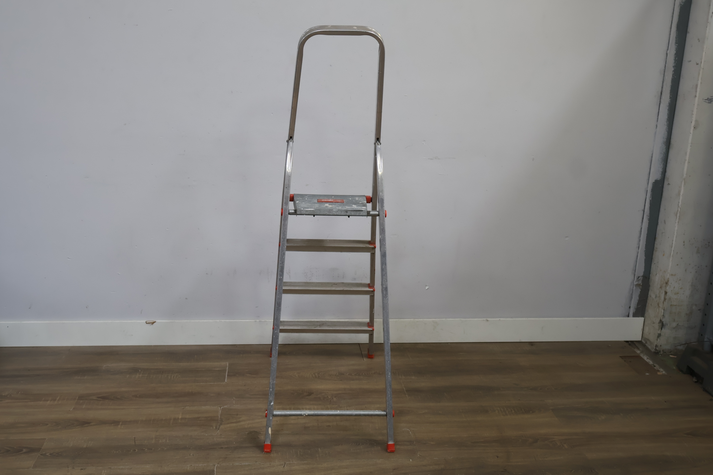 Altrex vouwladder met vier treden – foto 5 – kavel bij GSD Auctions, Zoeterwoude