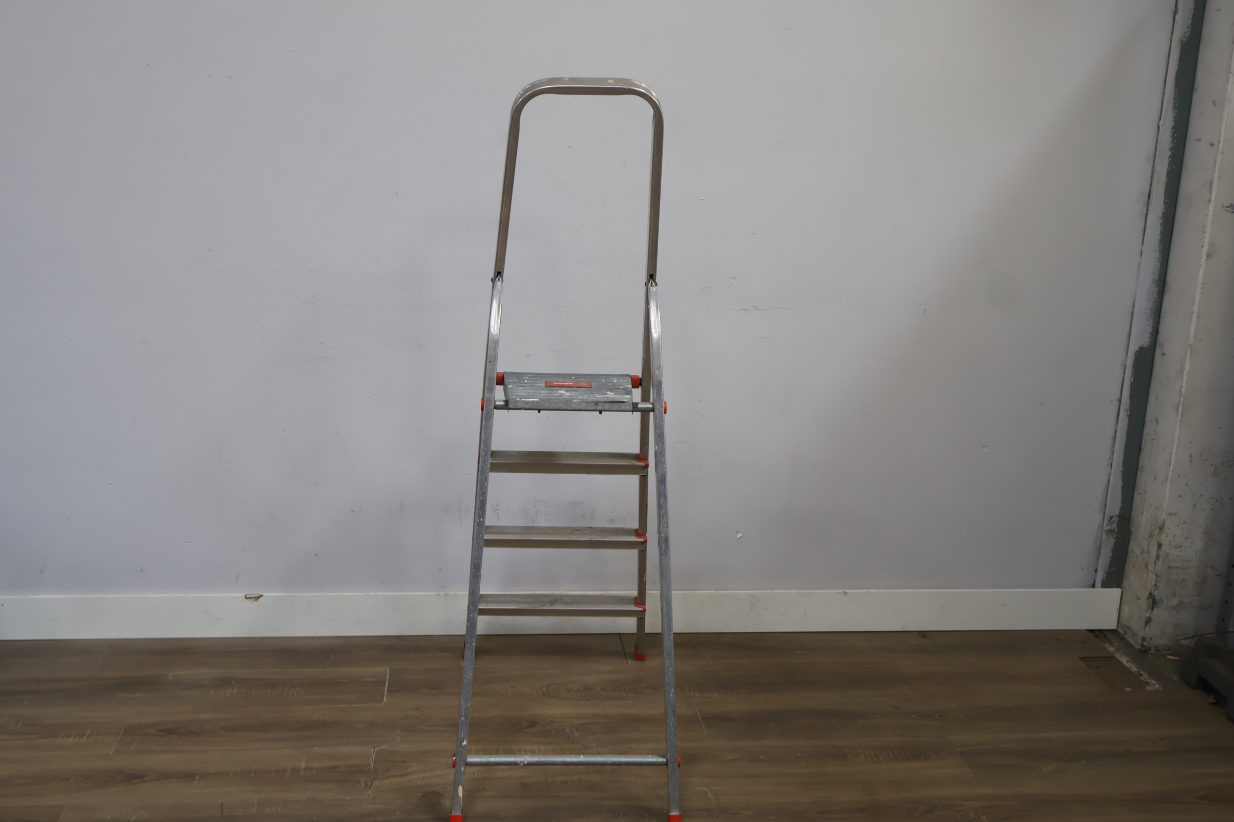 Altrex vouwladder met vier treden – foto 6 – kavel bij GSD Auctions, Zoeterwoude