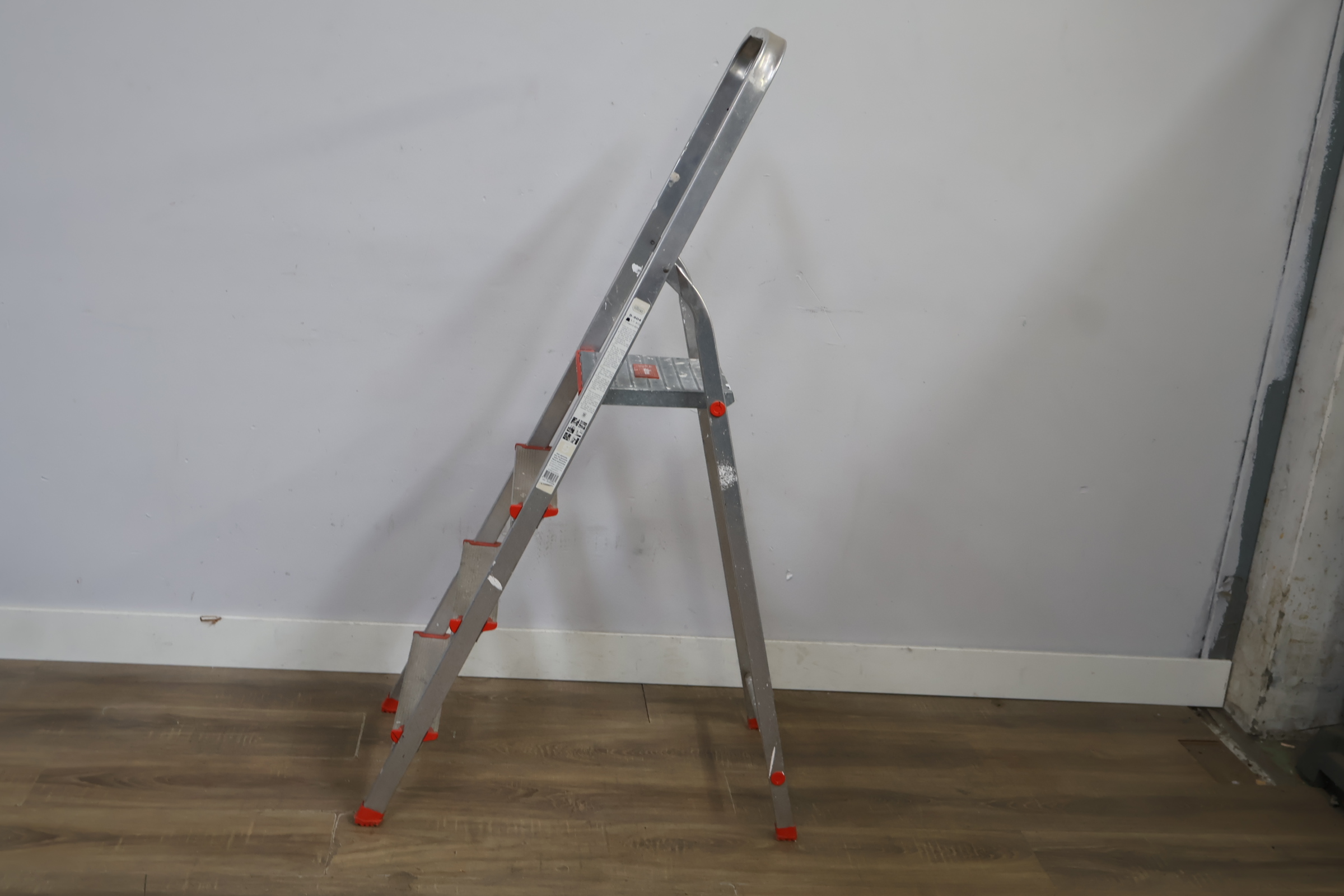 Altrex vouwladder met vier treden – foto 7 – kavel bij GSD Auctions, Zoeterwoude