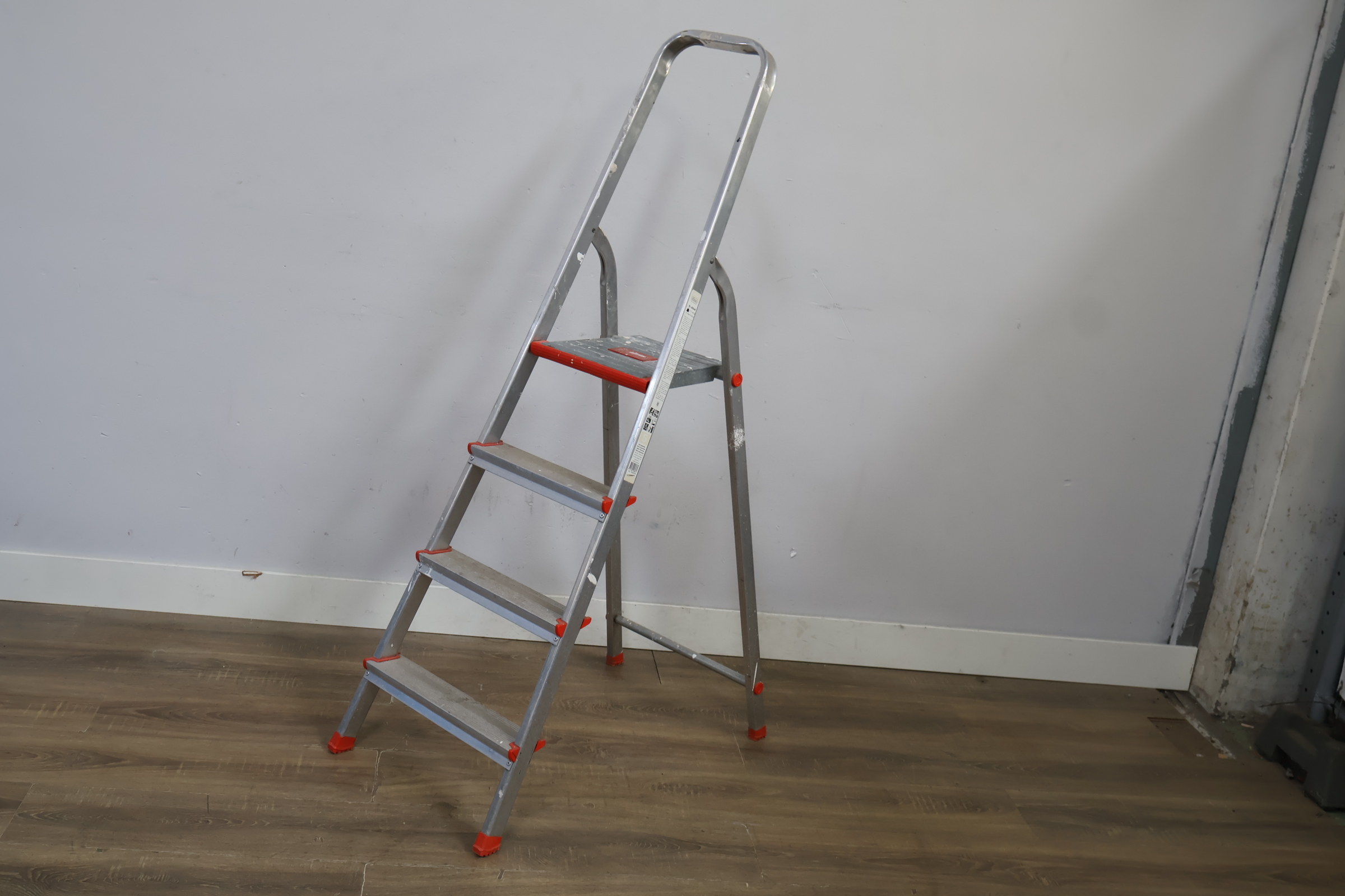 Altrex vouwladder met vier treden – foto 11 – kavel bij GSD Auctions, Zoeterwoude