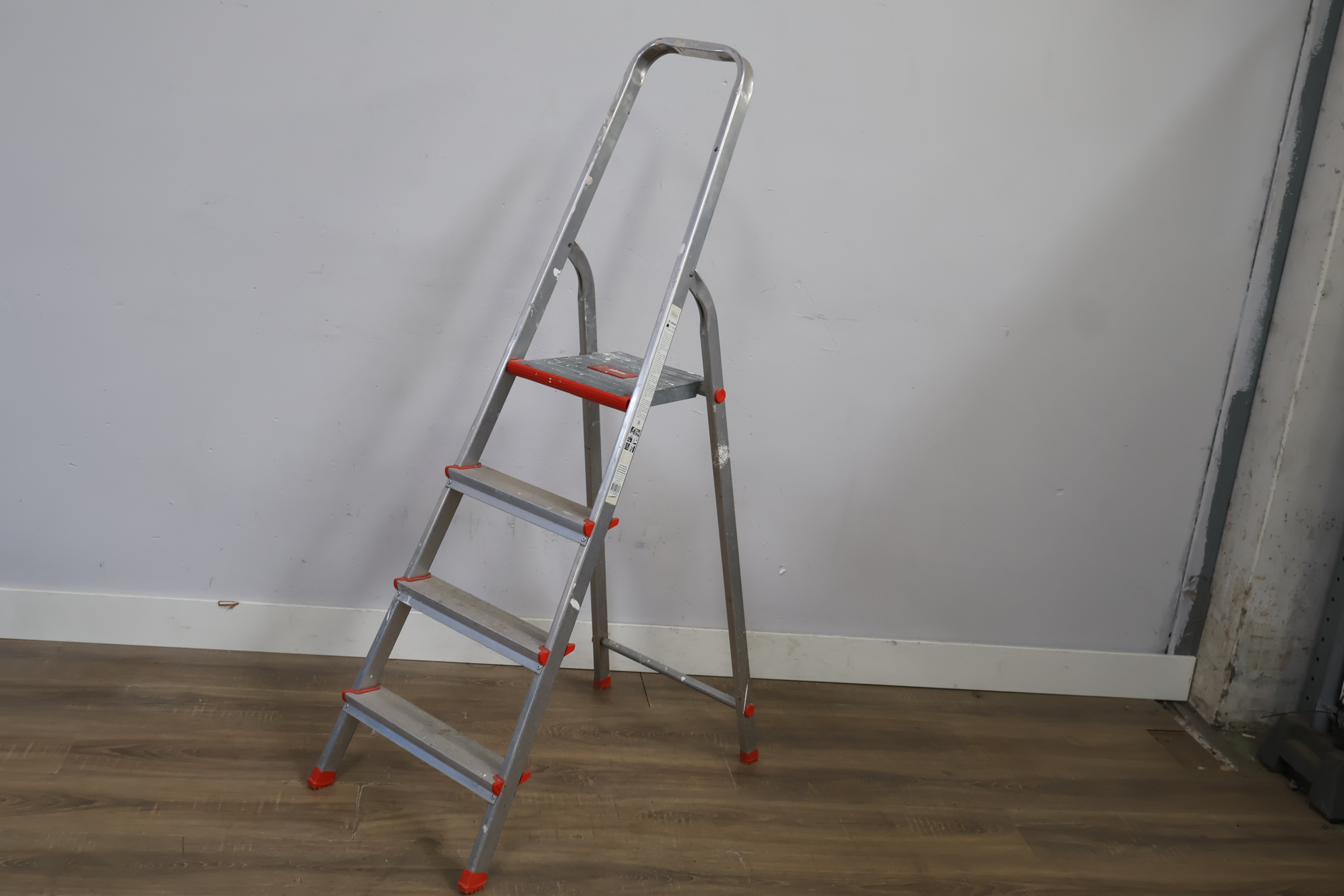 Altrex vouwladder met vier treden – foto 12 – kavel bij GSD Auctions, Zoeterwoude